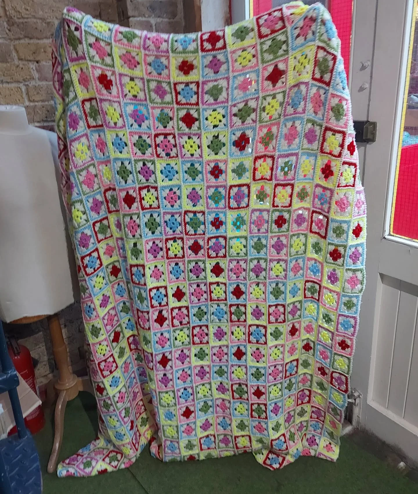Here's another lovely blanket put together for us by the Hornsey Stitch group.  So many baby crochet squares....so skillfully arranged. 

Thank you, Hornsey Stitchers. This is our Crochet of the Day!

#crochetoftheday #crochet #crochetforcharity #cha