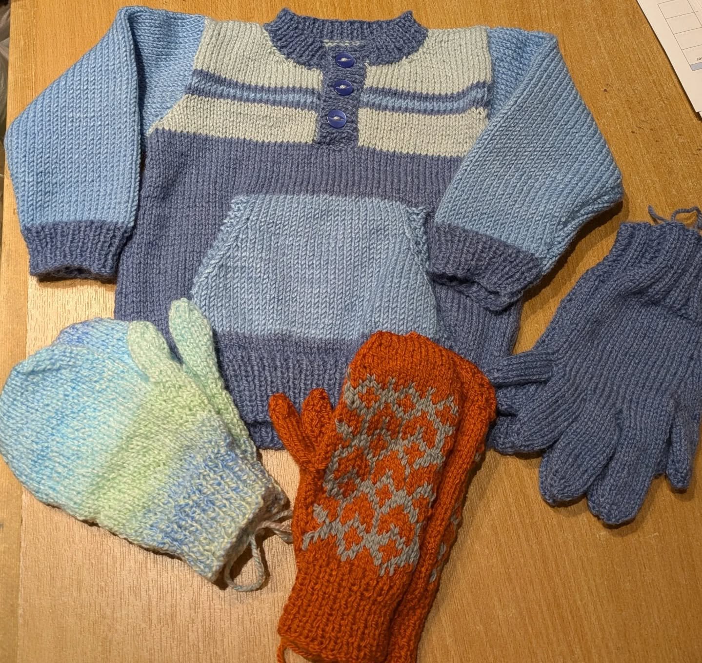 Sue in Mere has sent us this lovely collection of cosy knitting. We're always very impressed when people can make gloves with fingers!  Mitts and gloves are always in great demand. 

Thank you, Sue. These are our Knit of the Day!

#knitoftheday #hand