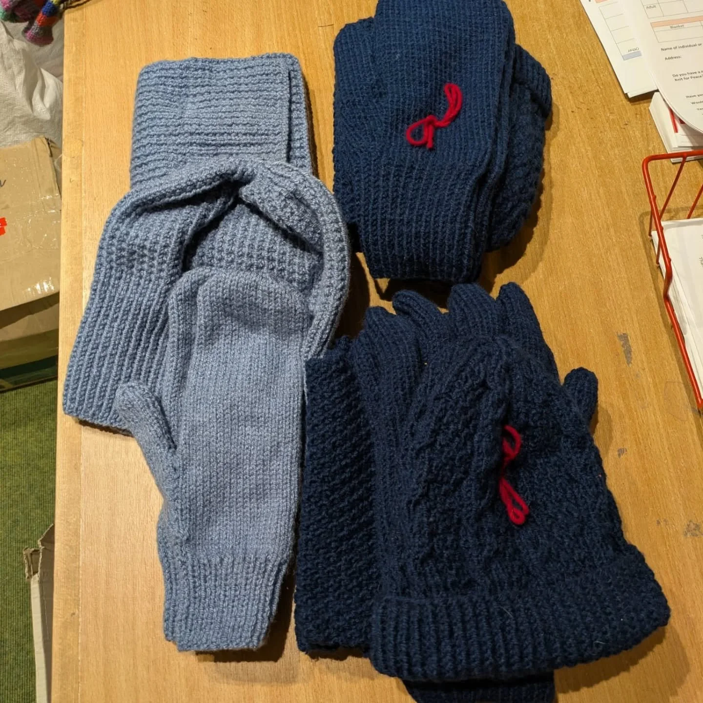 Sharon in New Galloway has sent us these very practical adult sets of hat, gloves and scarves.  They are great colours with extra interest provided by cable and stitch highlights. 

Thank you, Sharon. These are our Knit of the Day!

#knitoftheday #ha