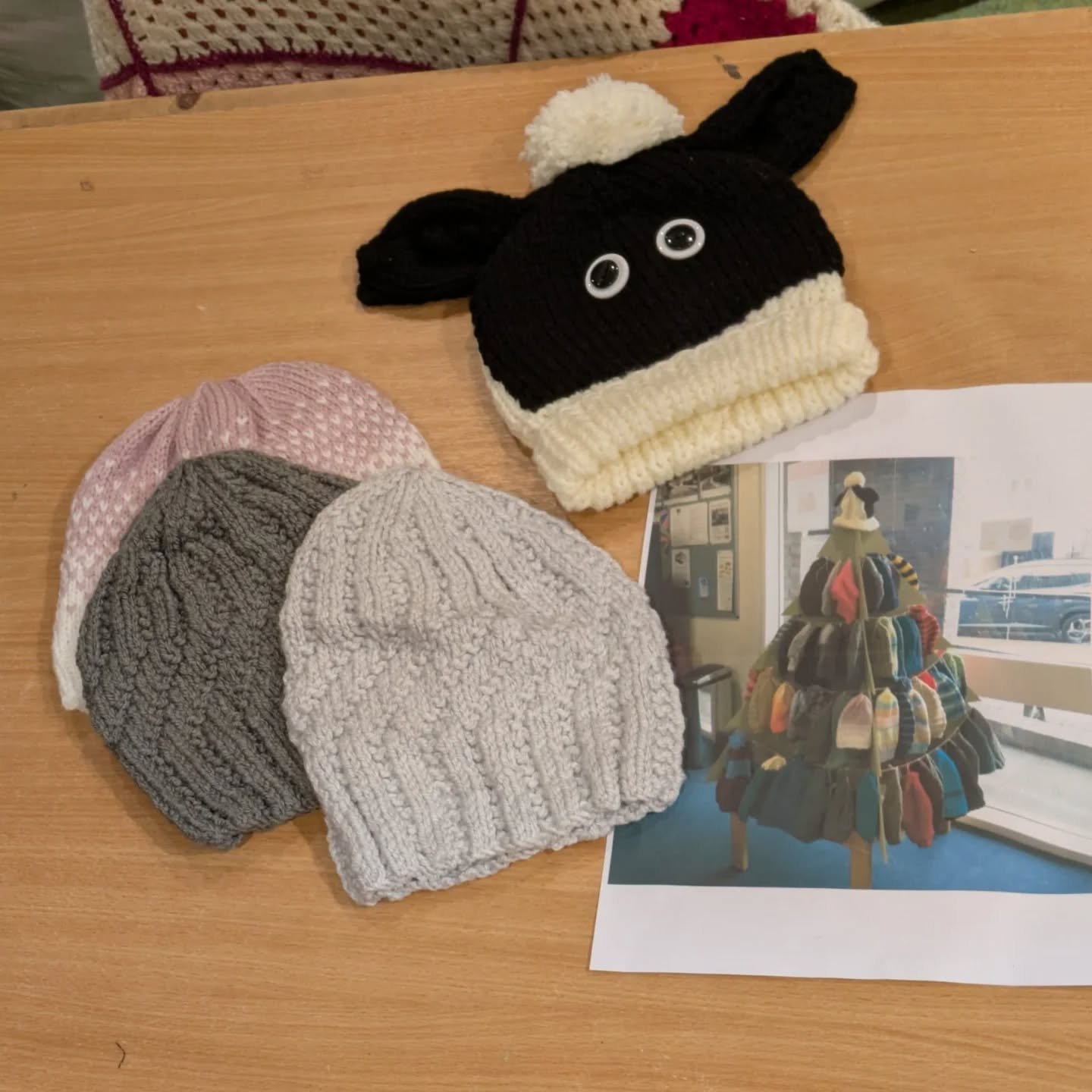 Chattercraft in Chorleywood made enough hats to create a tree display in their local library!  What a great idea. They then sent us all the lovely hats. 

Thank you, Chattercraft. These are our Knit of the Day!

#knitoftheday #knittingforcharity #han