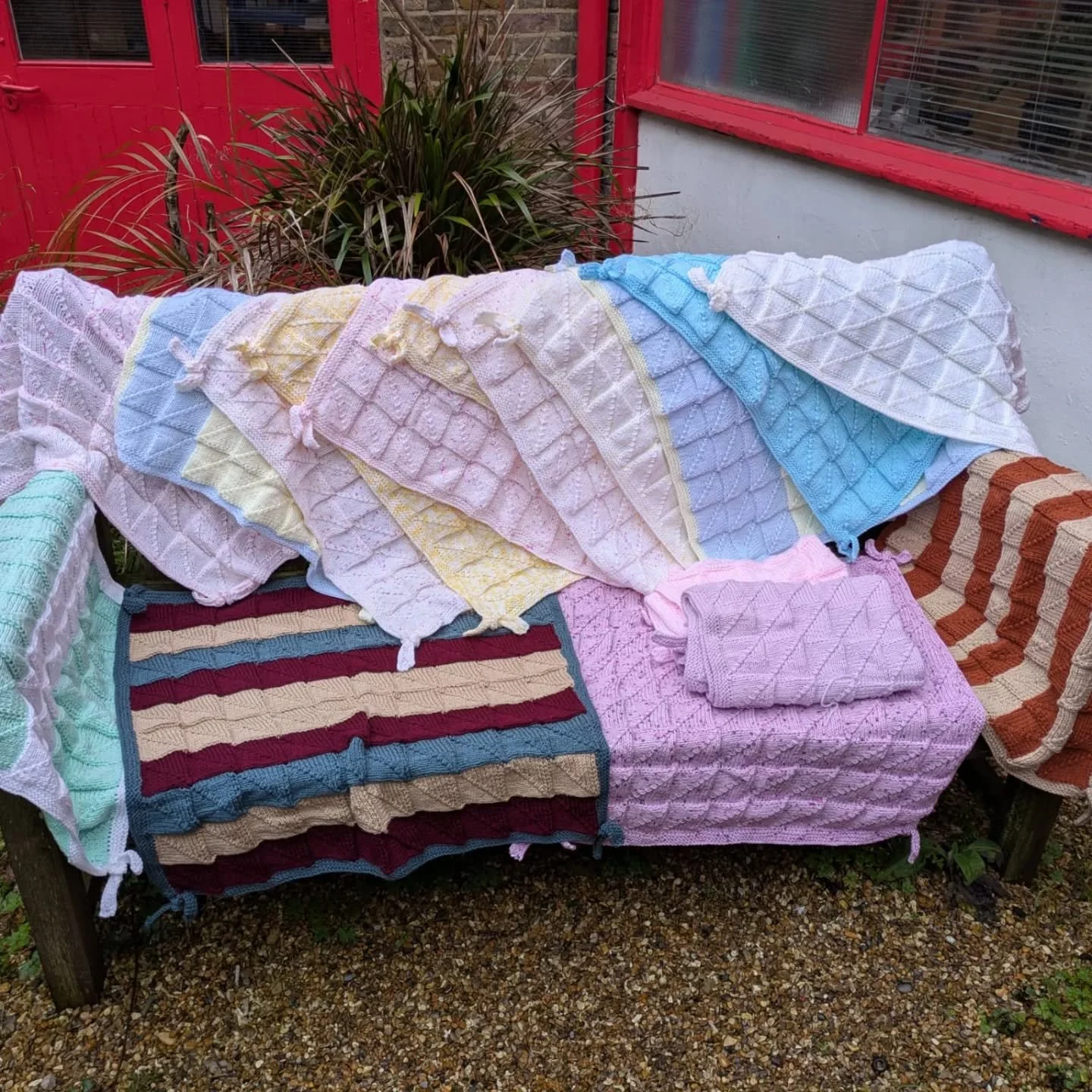 Gwilym in Nantwich has sent us a lovely great bundle of baby and lap blankets. There's so much great texture here.  We've had lots of requests for these sizes recently, so we were able to send them out straight away. 

Thank you, Gwilym. These are ou