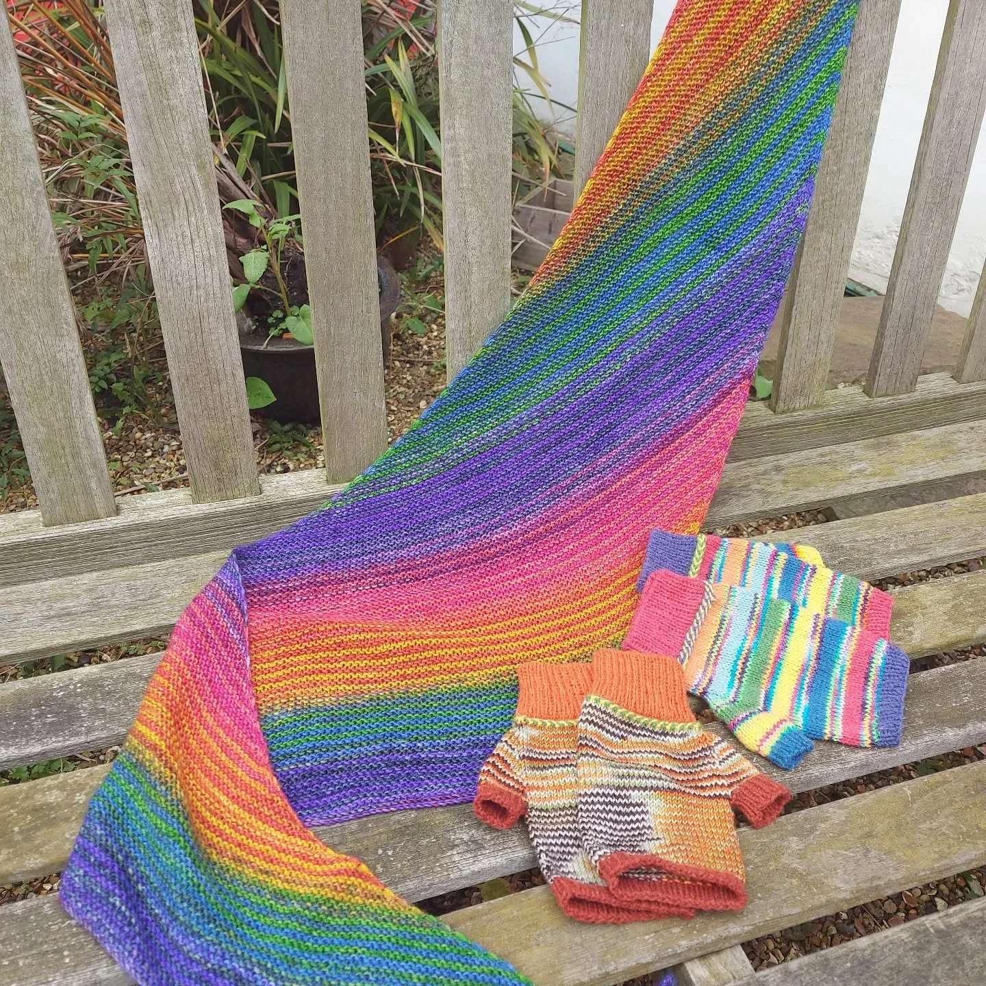 Sandra in Thornton Cleveleys sent us a treasure trove of lovely things. We especially love the colours in this shawl and the mitts. They will bring a smile and some warmth wherever they go. 

Thank you, Sandra. These are our Knit of the Day!

#knitof