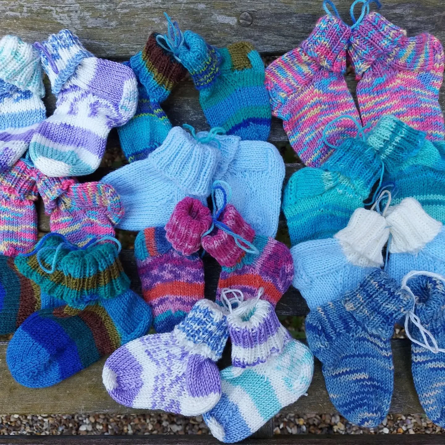 Anee in Leighton Buzzard has sent us this cornucopia of baby booties and socks. In her note, she says she has finally found a relatively easy baby sock pattern that works. It definitely does!  Cosy toes for everyone!

Thank you, Anne. These are our K