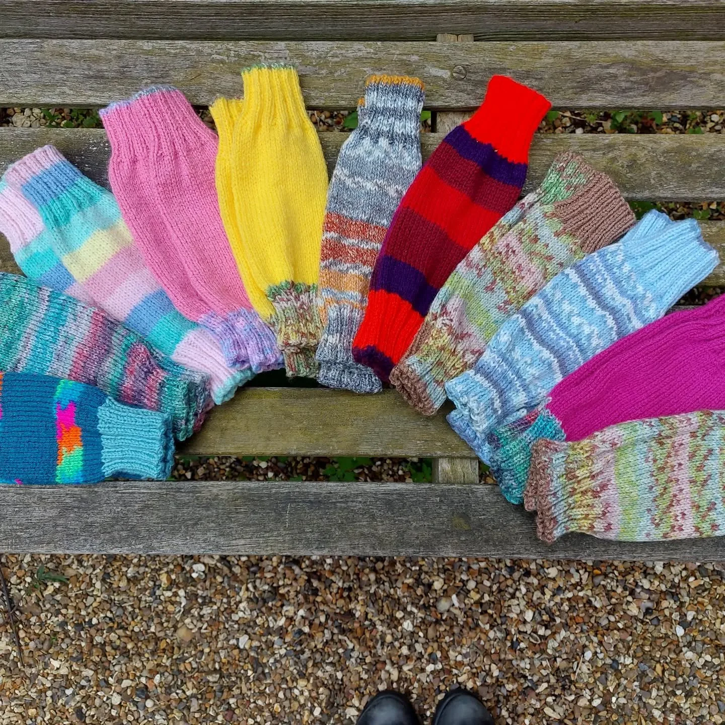 Janice in Amersham has sent us this colourful collection of wristwarmers. She also shared a newspaper article observing that following the fetishisation of Claudia's wardrobe on the TV programme, Traitors, wrist warmers are now hotter than gloves! 🤣