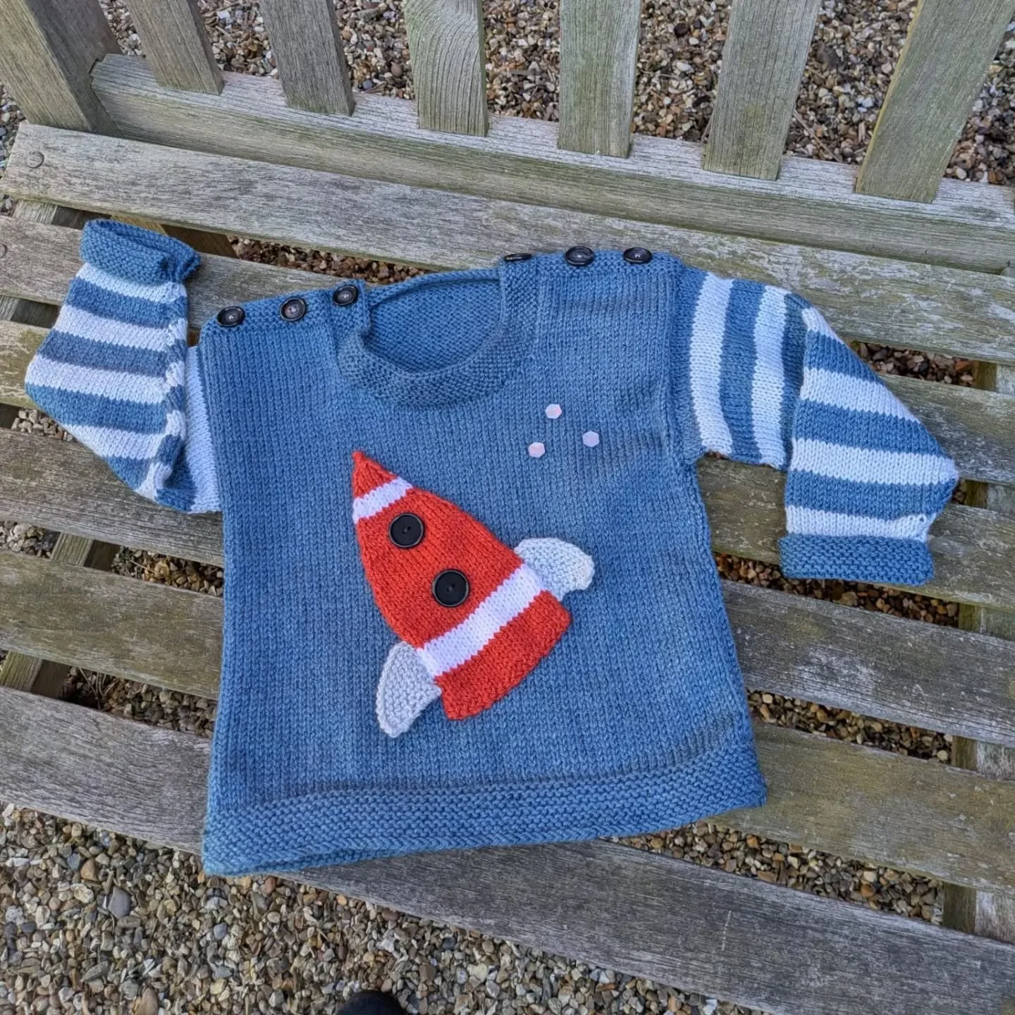 Sue in Mere has sent us this delightful little jumper.  The design and the button details really make this fun and special.  I would have loved to wear something like this when I was small 🤣 🚀 

Thank you, Sue. This is our Knit of the Day!

#knitof