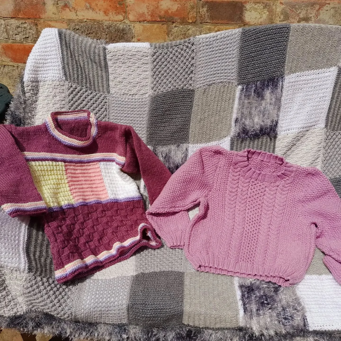 Sandra in Hedge End sent us a lovely bundle of knitting.  We really enjoy looking at all the different textures she has employed in the blanket squares, as well as in the jumpers.

Thank you, Sandra. These are our Knit of the Day!

#knitoftheday #han