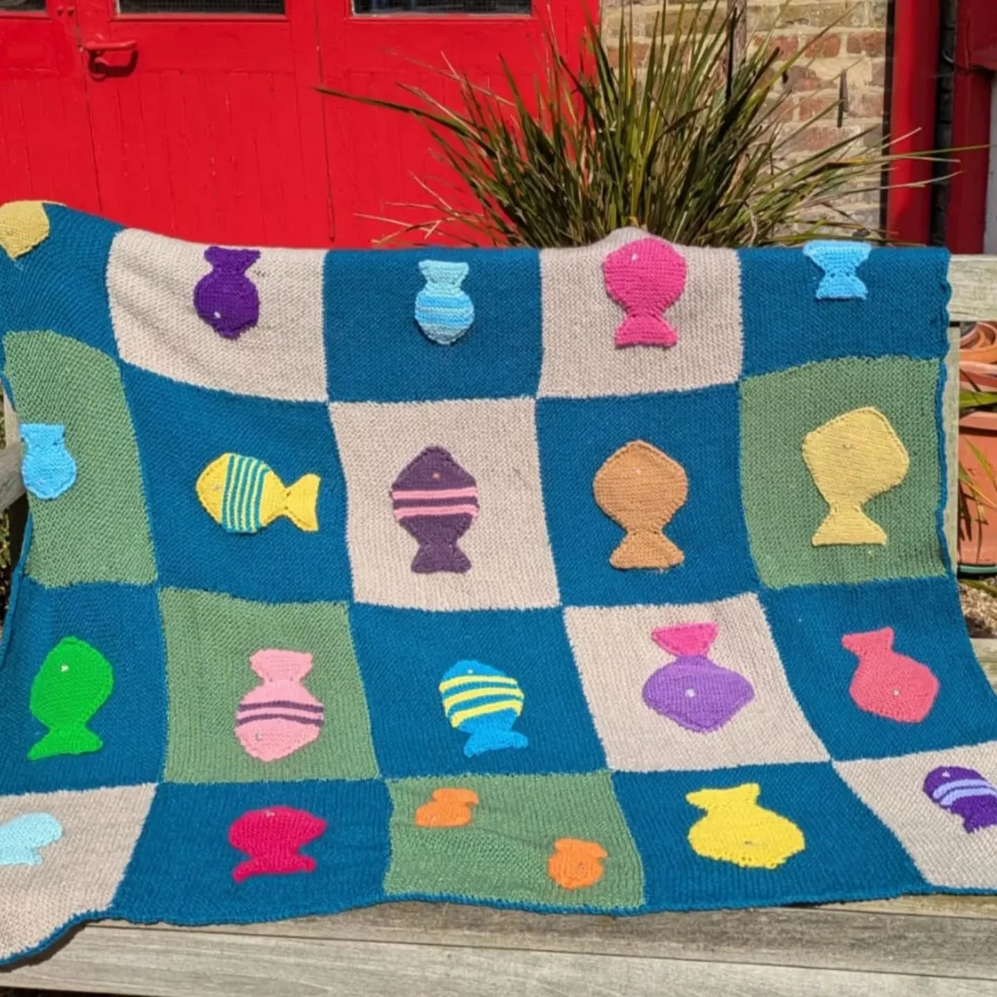 We love this little fishy blanket sent to us by Barbara in Abergavenny. It made us all smile here at KFP HQ and are sure it will bring more smiles wherever it goes. 

Thank you, Barbara. This is or Knit of the Day!

#knitoftheday #handknitting #yarnl