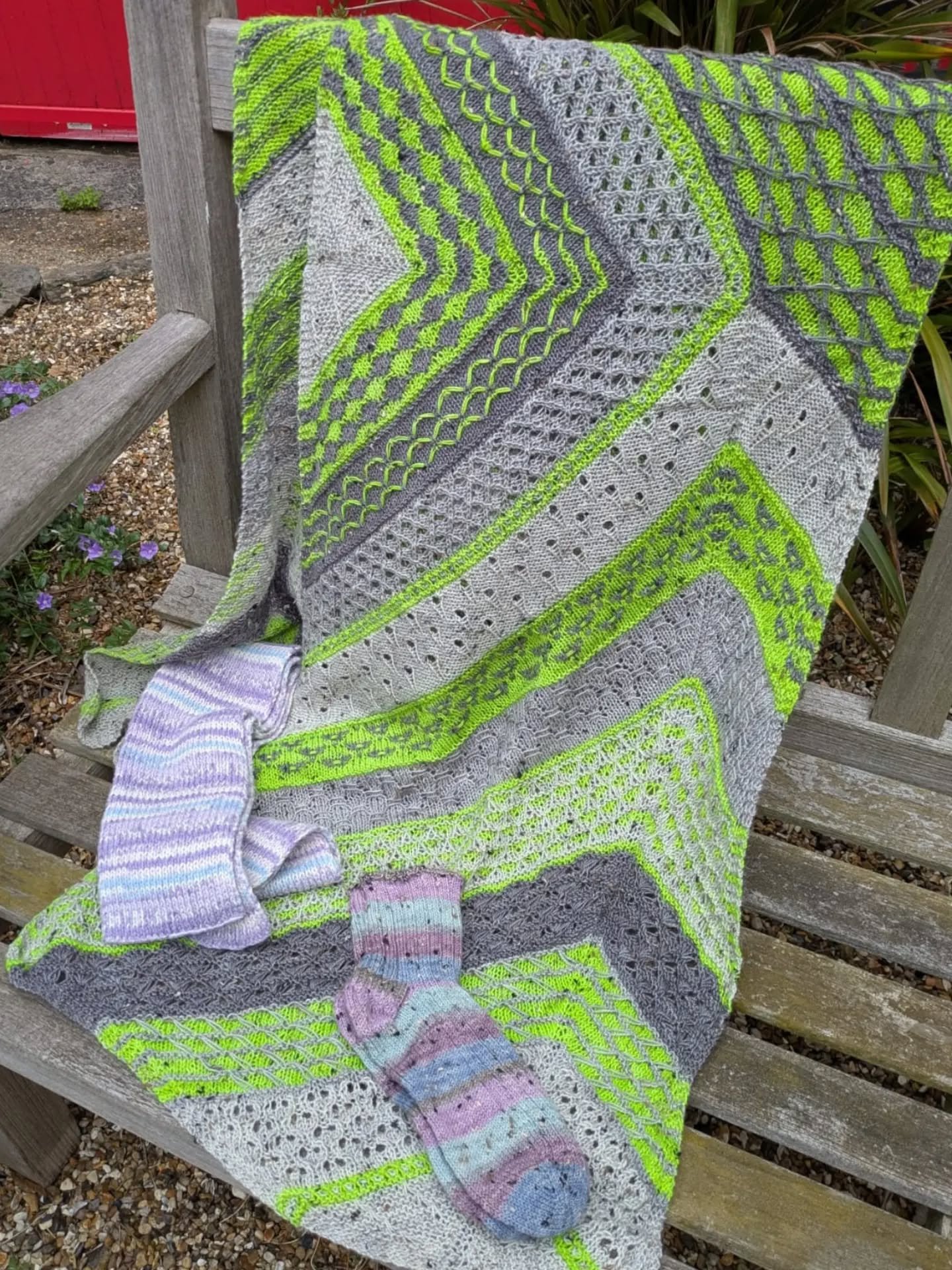 Rosemary sent us this beautiful blanket and socks. We love the variety of textures and stitches and can only imagine the amount of counting involved. 

Thank you, Rosemary. These are our Knit of the Day!

#knitoftheday #handknitting #yarnlover #knitt