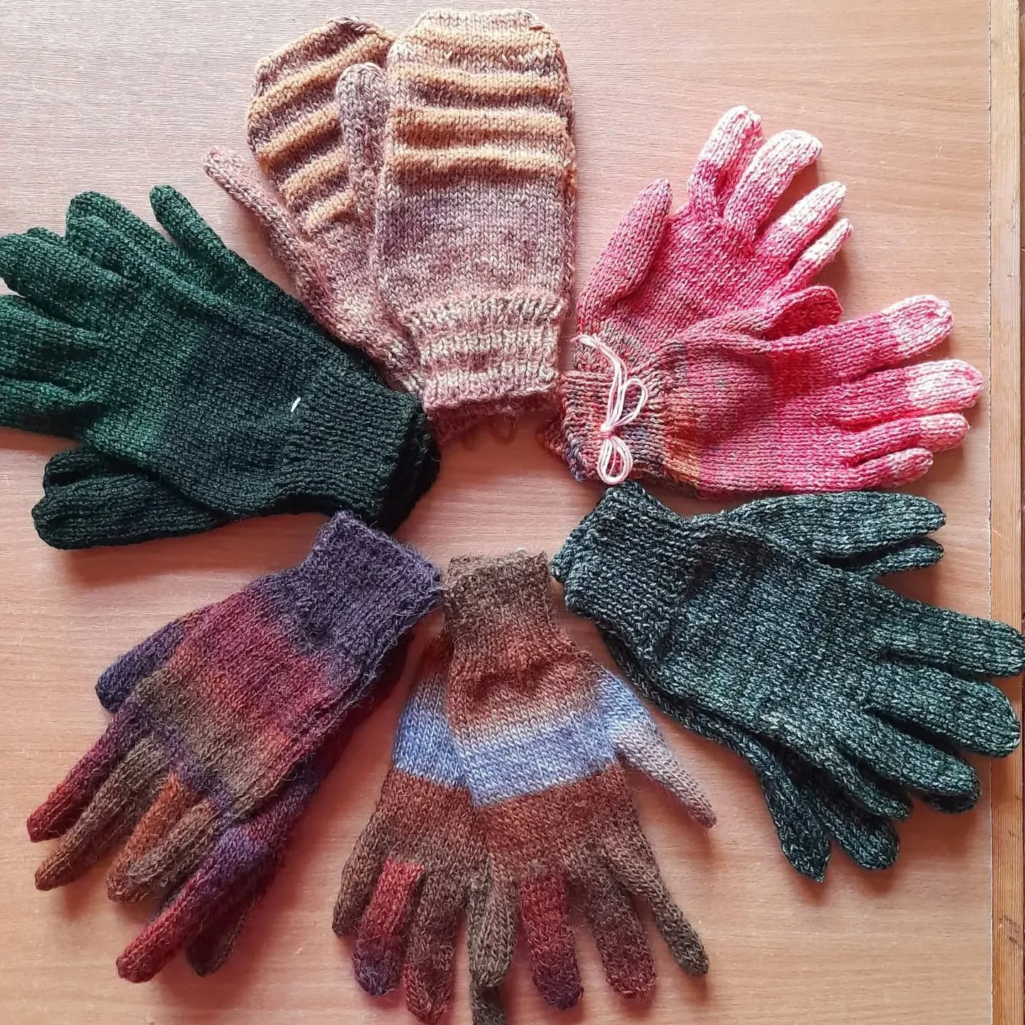 Our great friend Hazel has sent us these fantastic gloves and mitts. Knitters who can make gloves with fingers are so impressive! 

Thank you, Hazel. These are our Knit of the Day!

#knitoftheday #handknitting #handknitgloves #yarnlover #knittingforo