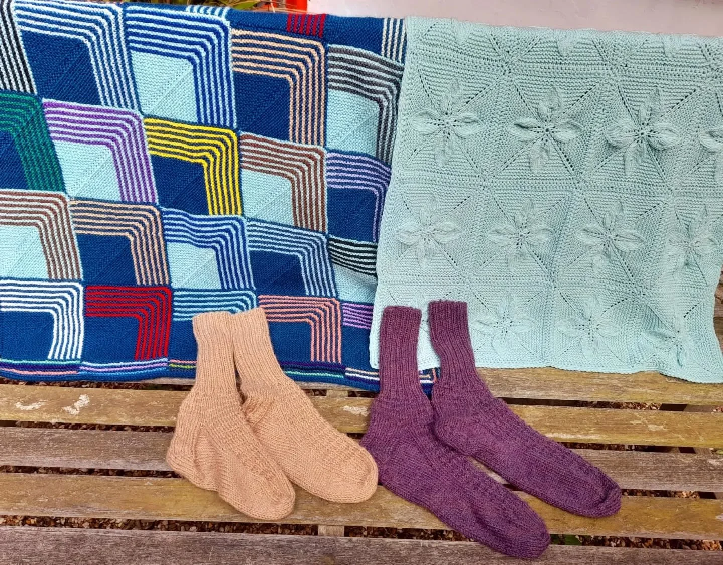 A nony mous has sent us this lovely collection of knitting. There are two of our favourite blanket designs, and these wonderfully soft and cosy bed socks.

Thank you, Knitters and Crocheters. These are our Knit of the Day!

#knitoftheday #handknittin