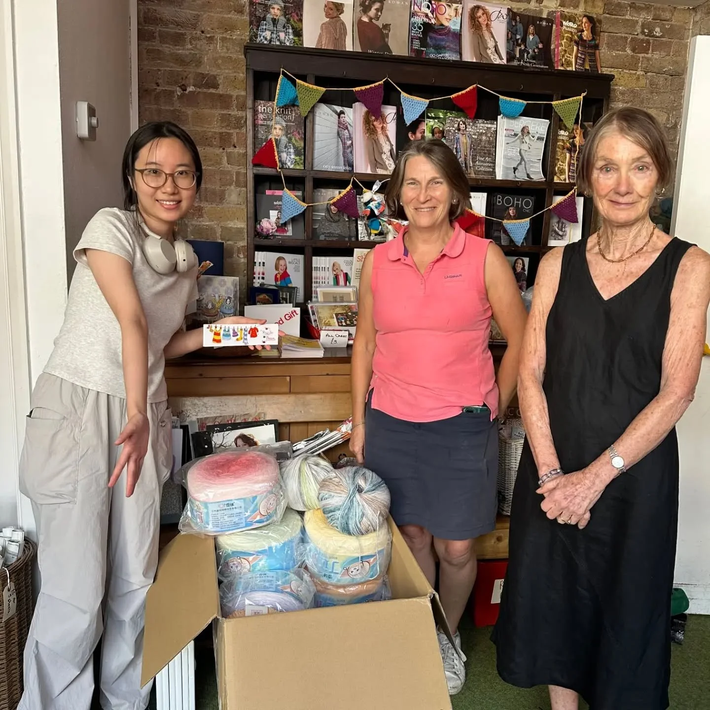 Yanxi visited us recently to make a very generous donation of yarn.  We were sad to learn that a  problem with her wrists meant she's had to scale back on her knitting and crochet, but we're very grateful for her gift. 

Mags and Jenny had a good cha