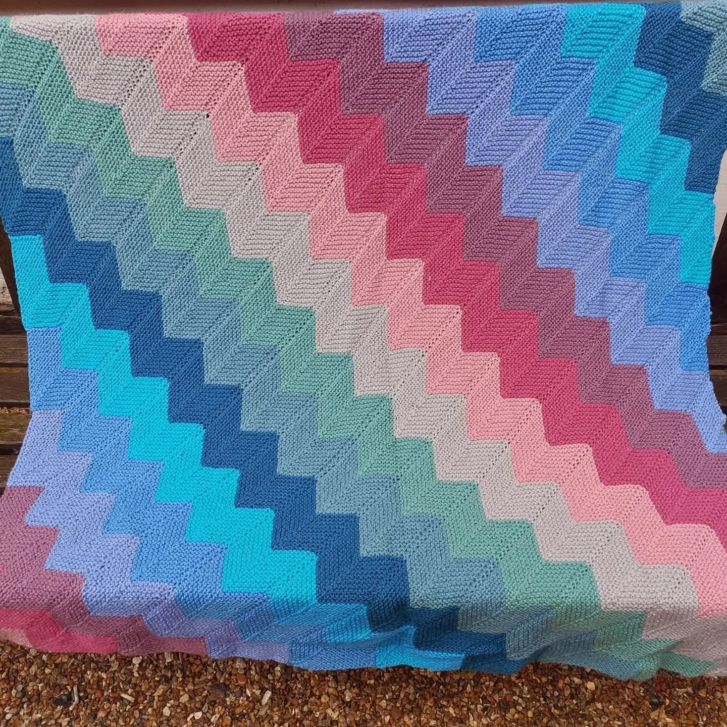 Ruth in Neston has sent us this glorious wavy blanket. We love the colours and can only imagine the amount of counting involved in making it so skilfully. 

Thank you, Ruth. This is our Knit of the Day!

#knitoftheday #handknitting #knittingforothers