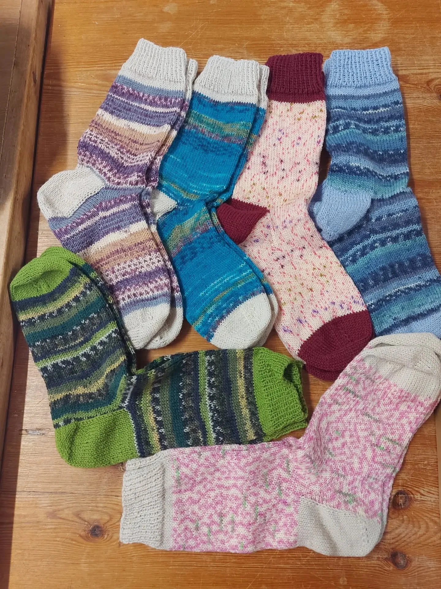 Susan in Lichfield sent us a bonanza batch of beautiful socks.  We love her choice of colours and the skill with which they've been made. 

Cosy toes all round!

Thank you, Susan. These are our Knit of the Day!

#knitoftheday #handknitting #handmades