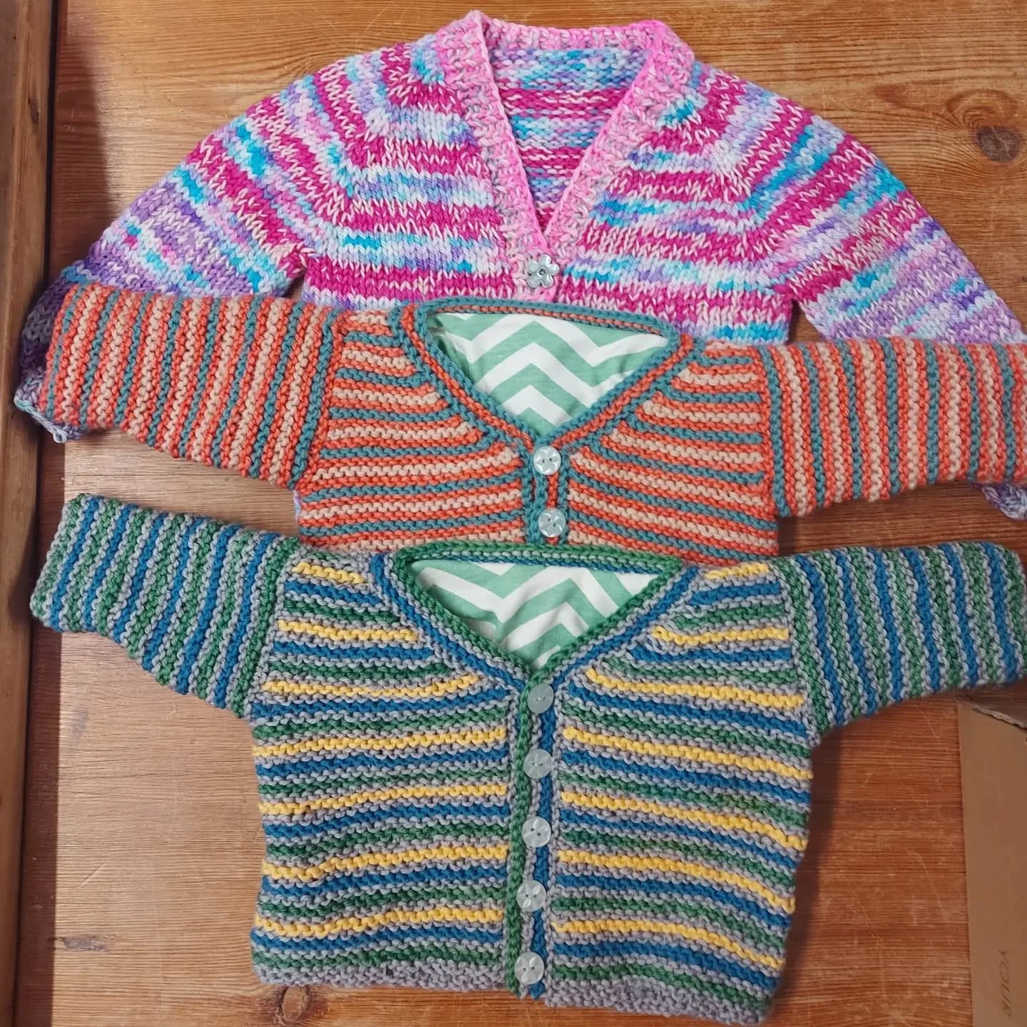 Sophie has sent us these delightful baby cardigans. We love the stripe design with the narrower bands on the sleeves.  They are great colours too. 

Thank you, Sophie. These are our Knit of the Day!

#knitoftheday #handknitting #yarnlover #charity #k