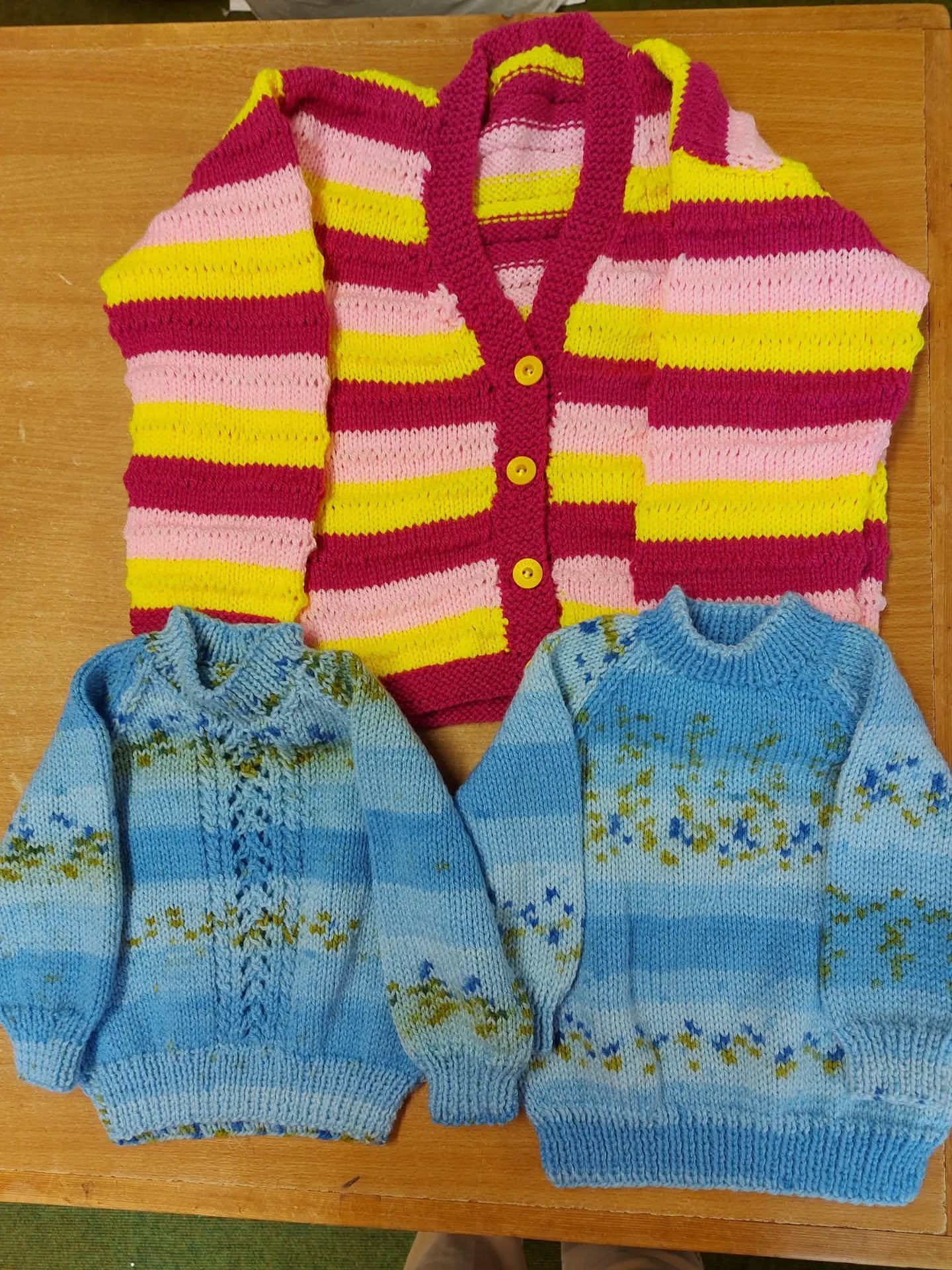 A generous Knitter in Orkney has sent us these lovely children's jumpers. A little bit of texture, a little bit of colour, they will bring a smile wherever they go. 

Thank you, Knitters. These are our Knit of the Day!

#knitoftheday #handknitting #k
