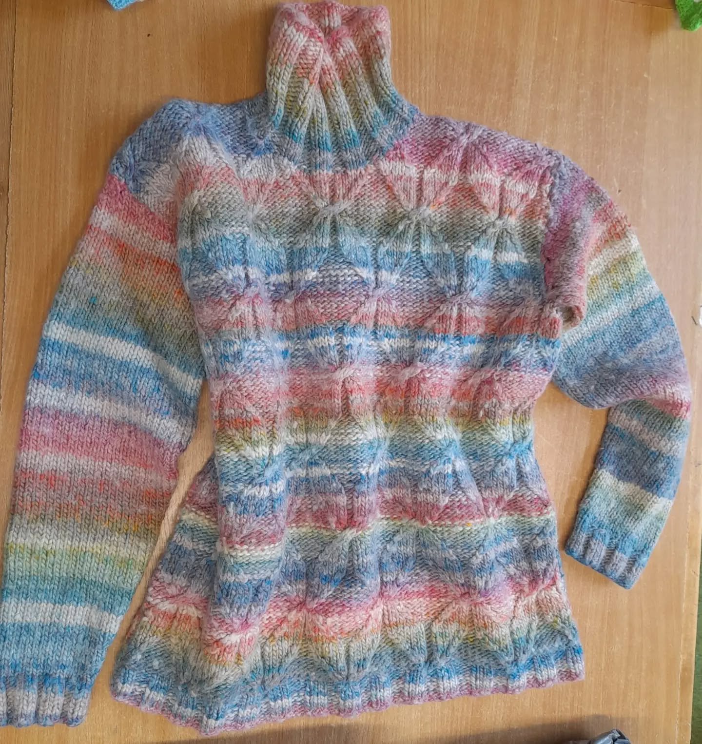 Bentham Craft Club in Lancashire sent us a wonderful bundle of yarny goodies. We love this jumper with both colour and texture it will add style and cosiness to any wardrobe. 

Thank you, Bentham. This is our Knit of the Day!

#knitoftheday #handknit