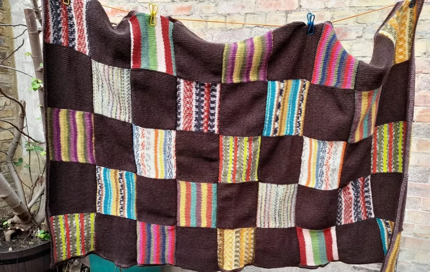 A Nony Mous has sent us this magnificent blanket. We love the use of colour changing yarn to add a few stripes and extra interest to the blanket, while the solid brown squares give cohesion to the whole design.....and a crochet edging! 

Thank you, K