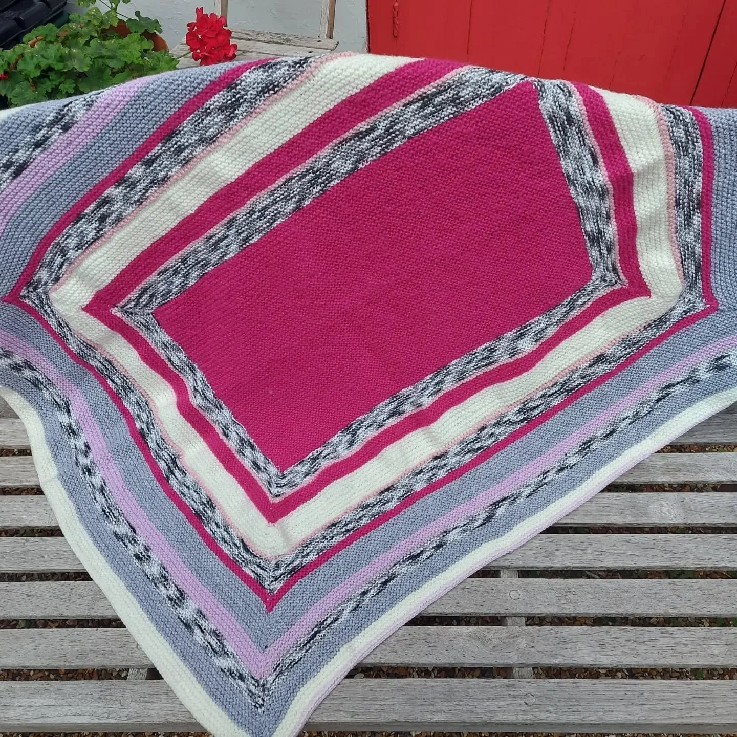 Jill in Dartmouth sent us this beautifully made blanket.  We think it would have been knitted in the round after the initial making of the central rectangle, but are happy to be corrected.  Those last few rows would have been extremely long!  It crea