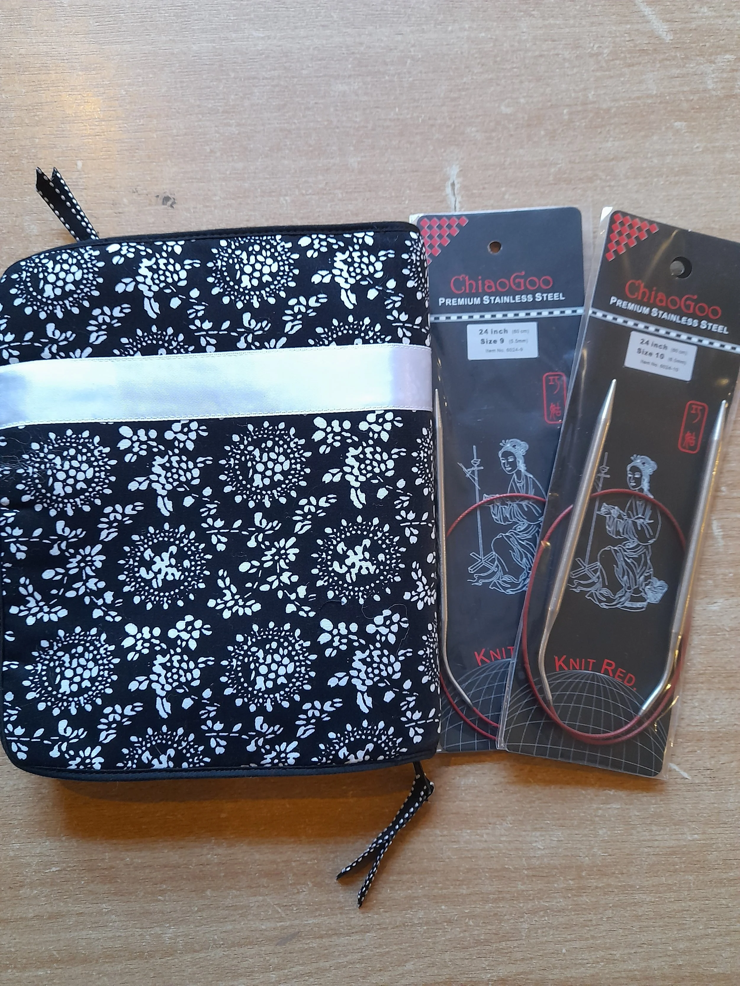 ChiaoGoo circular knitting needle holder and 2 needles