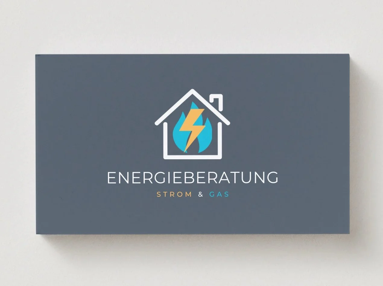 Visitenkarte mit dem Logo eines Hauses, einem Blitzsymbol und den Worten "Energieberatung Strom & Gas" auf grauem Hintergrund.