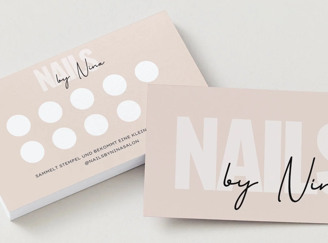 Zwei beige Karten mit der Aufschrift "NAILS by Nina". Eine Karte hat weiße Stempelfelder und den Text "Sammelt Stempel und bekommt eine Kleinigkeit".