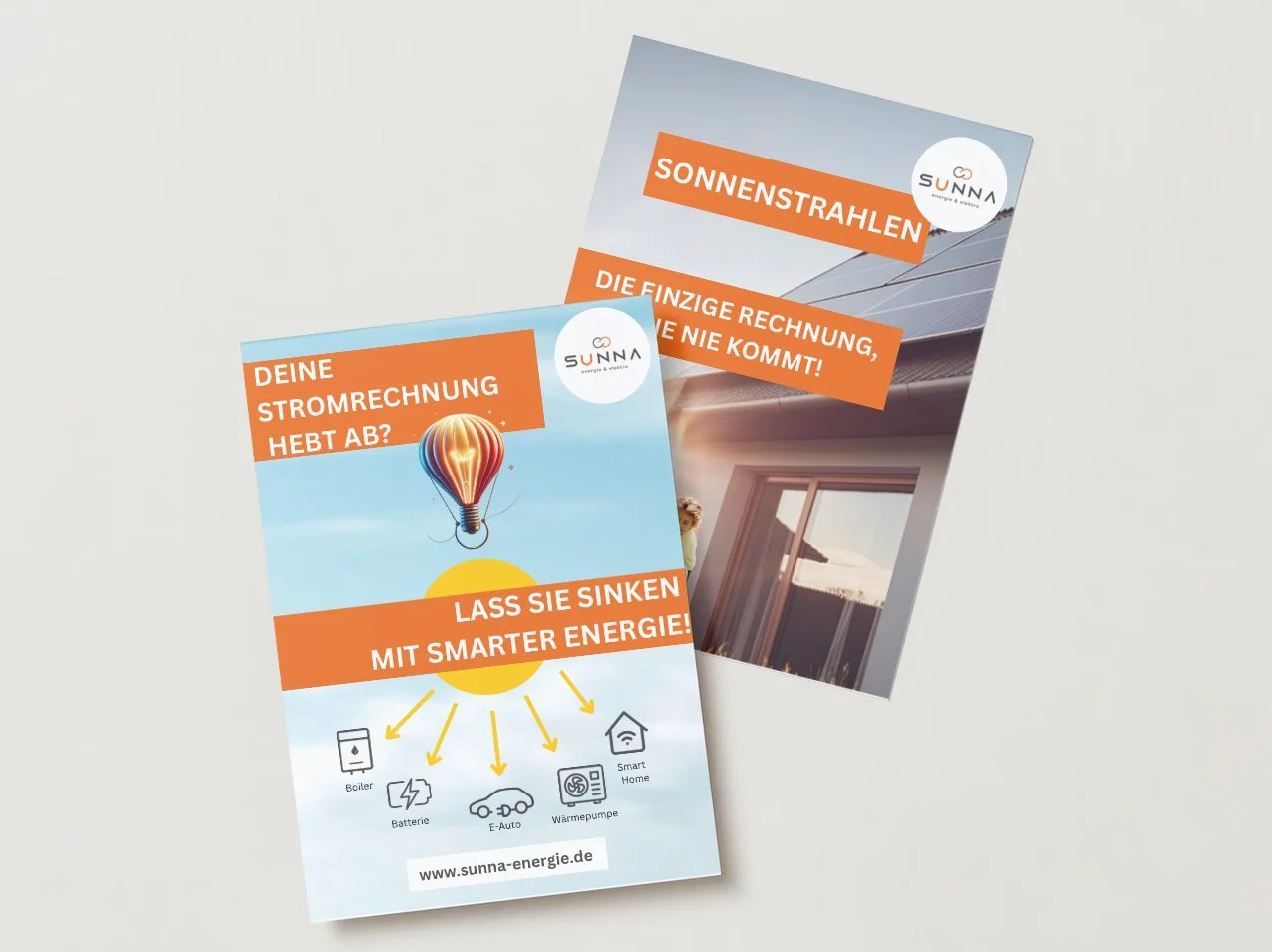 Zwei Werbeflyer für Sonnenenergie von Sunna. Der obere Flyer zeigt ein Dach mit Solarmodulen und den Text "Sonnenstrahlen". Der untere Flyer zeigt eine Glühbirne und den Text "Deine Stromrechnung hebt ab? Lass sie sinken mit smarter Energie!". Versch