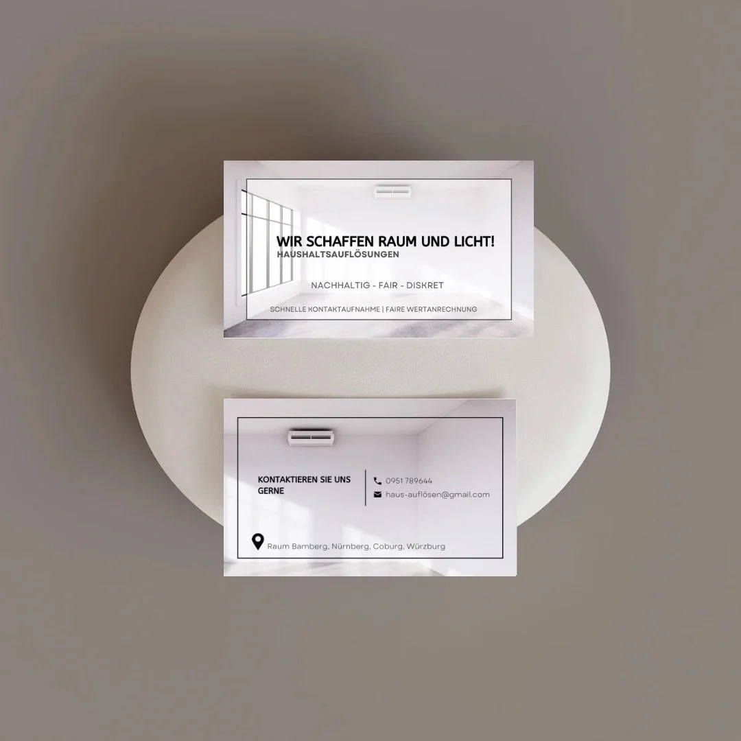 Zwei Visitenkarten eines Unternehmens für Haushaltsauflösungen. Die obere Karte zeigt einen leeren Raum mit dem Text "Wir schaffen Raum und Licht!". Darunter stehen die Begriffe "Nachhaltig - Fair - Diskret" und "Schnelle Kontaktaufnahme | Faire Wert