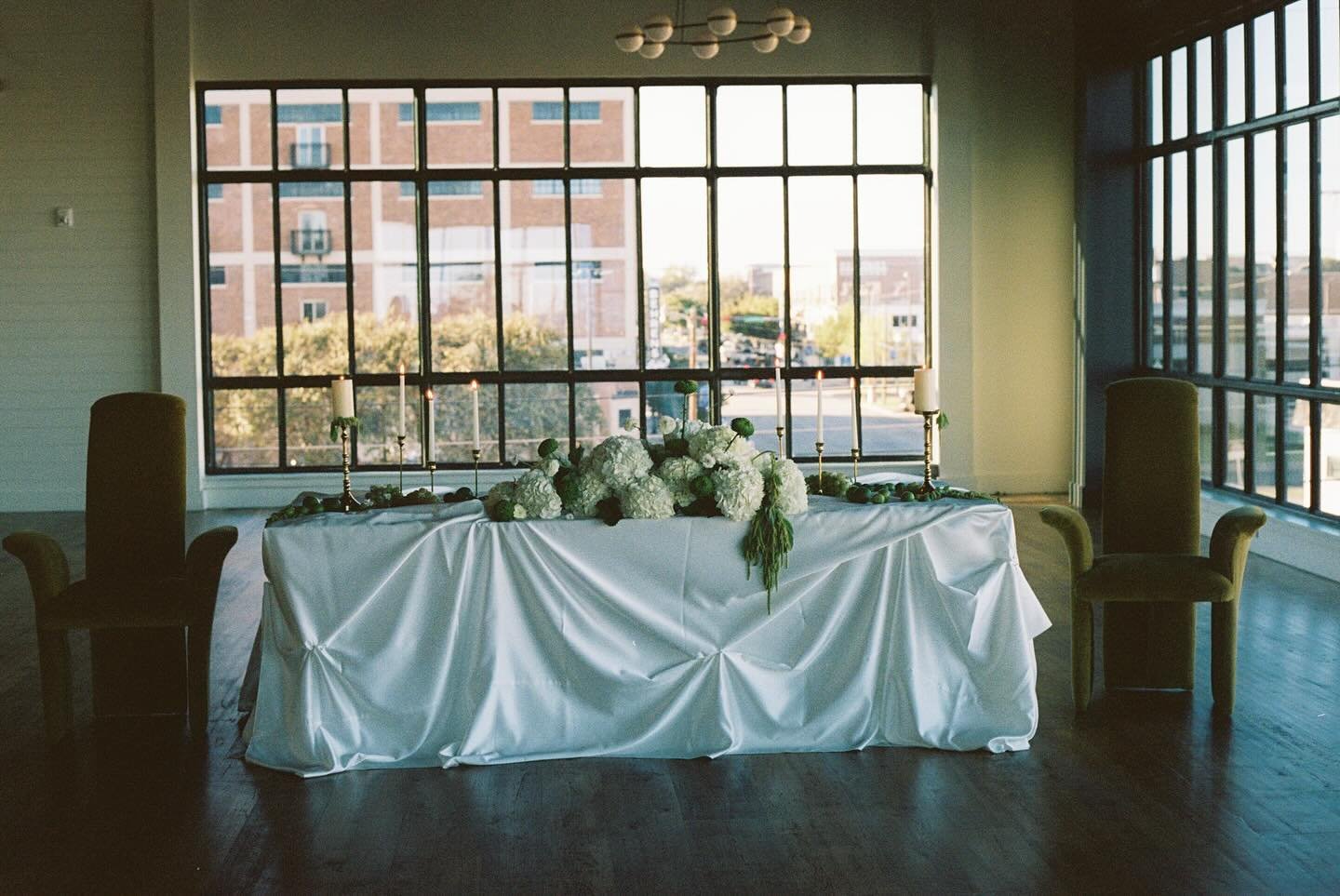 Will forever drool over my tablescape design🥹🫶🏽

Captured on film by @morr__photography 🎞️

Thankful for our amazing team!!
hosts - @azaleamariephotography &amp; @morrphotography
venue - @hotelherringbone
d&eacute;cor &amp; coordinator - @sophiee