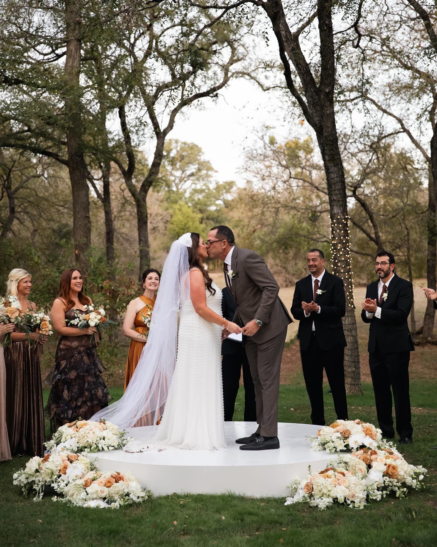 Katie &amp; Pete🤍 The sweetest couple getting married in the backyard of Katie&rsquo;s childhood home. This day will forever live in my memory🥹🫶🏽 Congratulations you two, wishing y&rsquo;all a lifetime of happiness!!! 

📸: @candidblissphotos