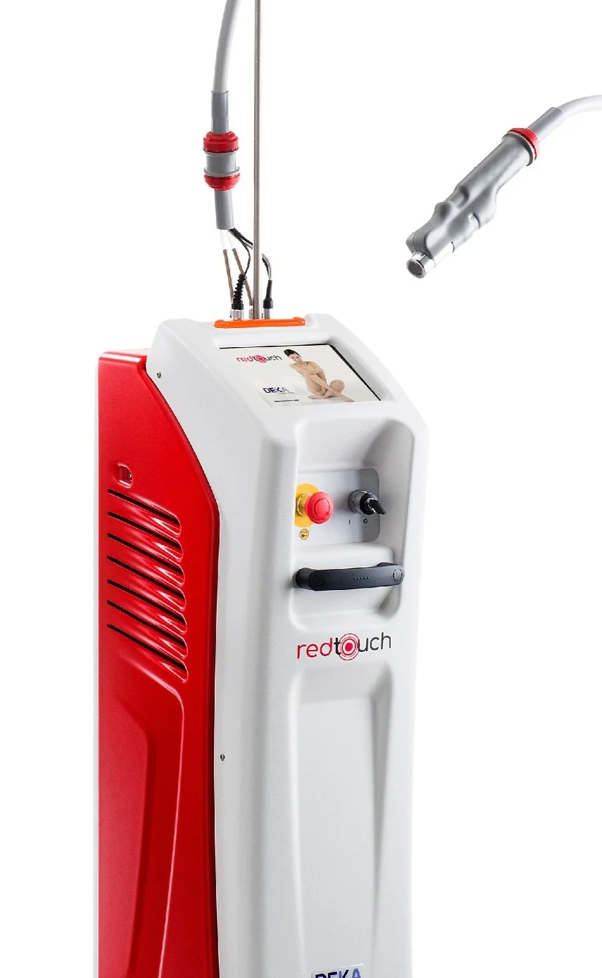 Ästhetisches Lasergerät mit Bildschirm und Handstücken, hauptsächlich in Weiß und Rot, für medizinische oder kosmetische Anwendungen.
