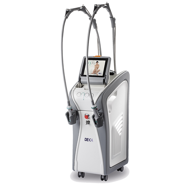 Ein medizinisches Gerät mit mehreren Schläuchen und einem Bildschirm, das für kosmetische Behandlungen verwendet wird.