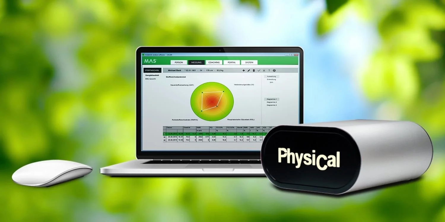 Laptop zeigt eine Gesundheits- und Fitness-Analysetabelle mit Diagrammen, daneben eine Maus und ein Gerät mit der Aufschrift "Physical" auf schwarzer Oberfläche, vor einem grünen, verschwommenen Hintergrund.