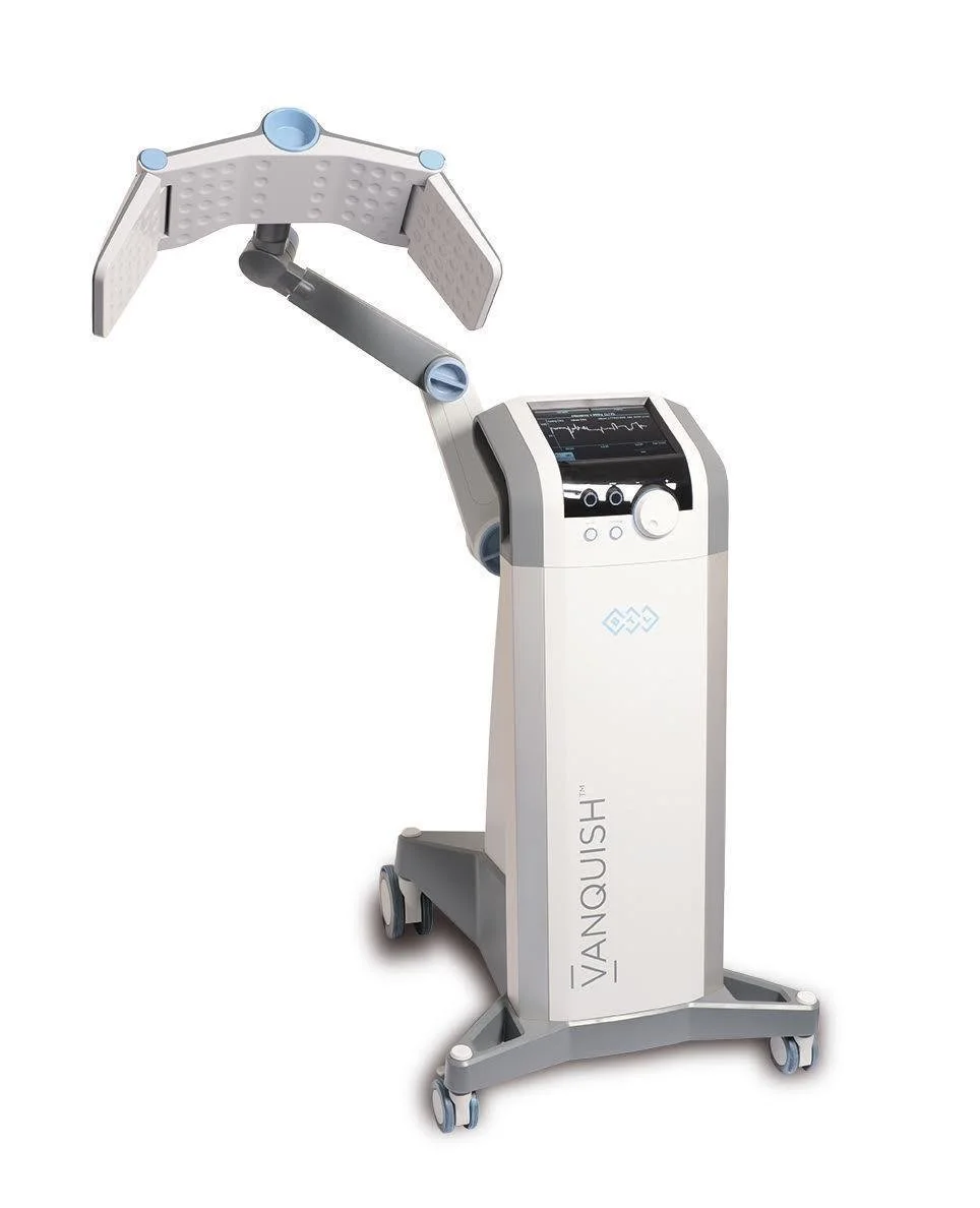 Medizinisches Gerät namens Vanquish zur Körperfattreduktion mit Kontrollbildschirm und beweglichem Arm