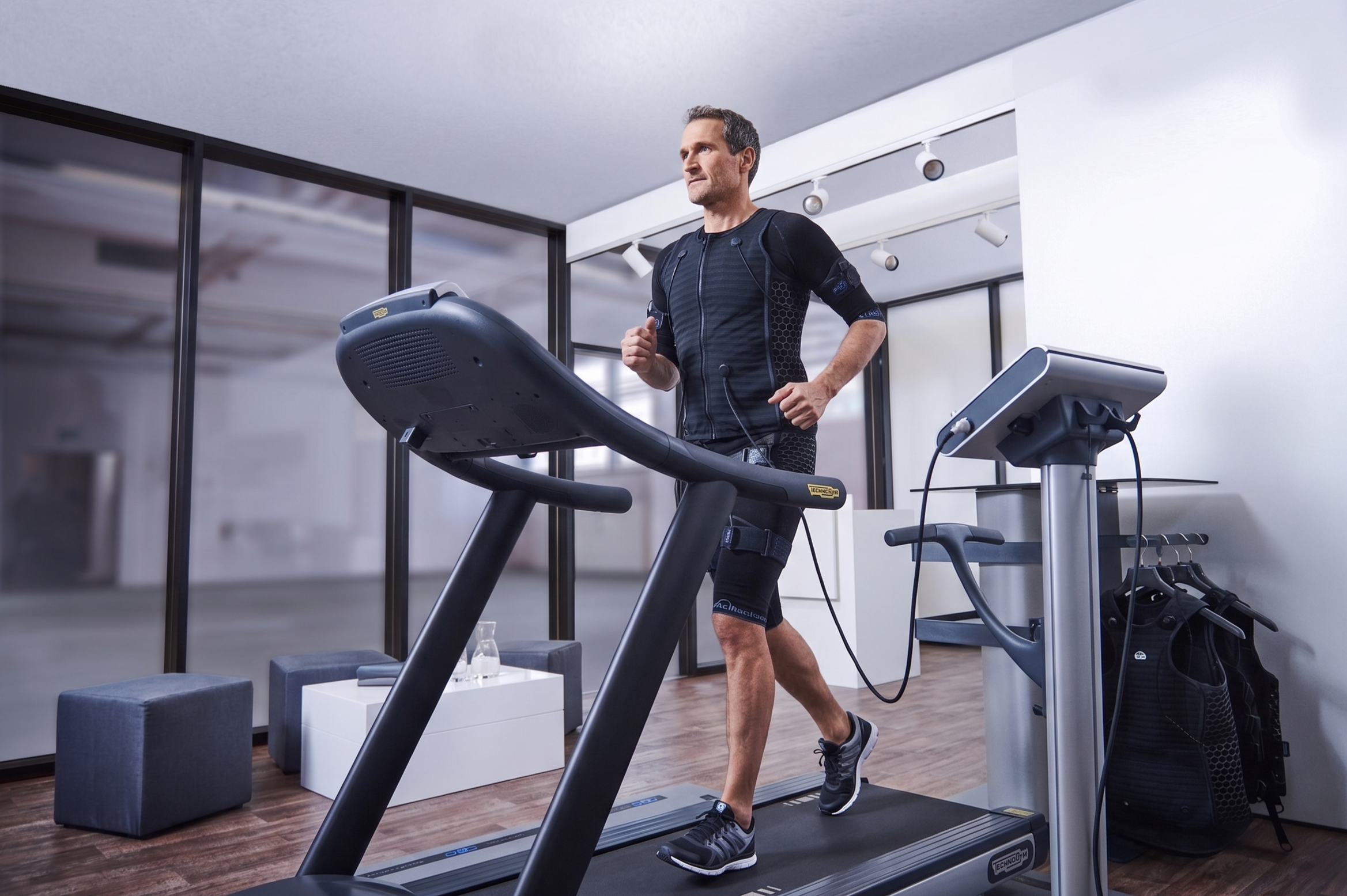 Ein Mann auf dem Laufband der gleichzeitig mit EMS trainiert.