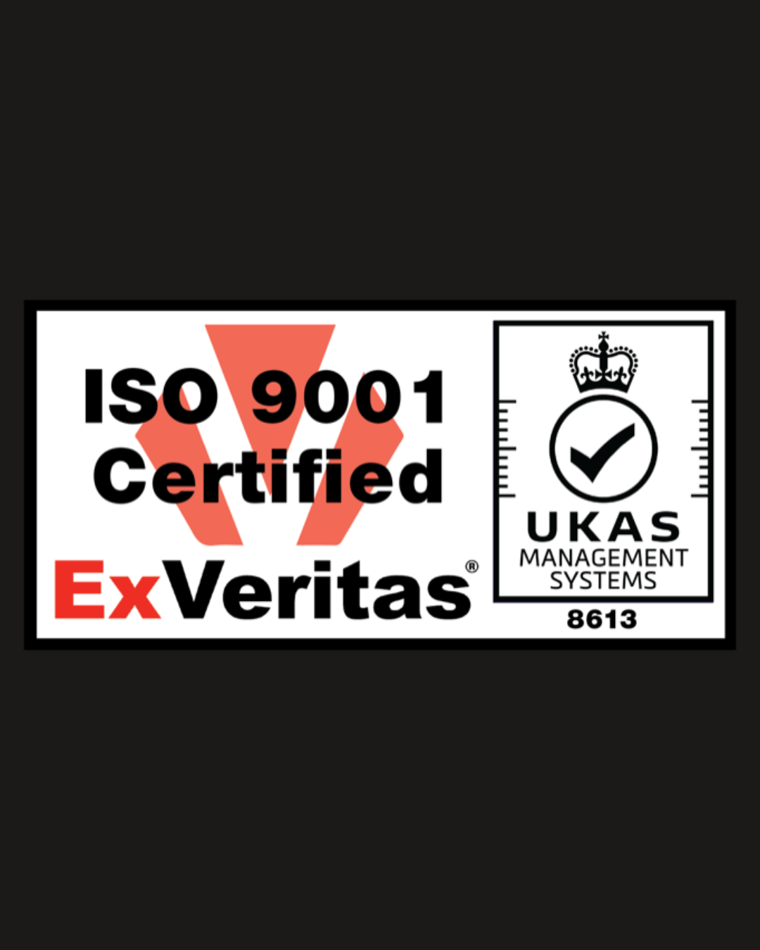 Étiquette certifiant la conformité à la norme ISO 9001 et l'agrément UKAS des systèmes de gestion, avec le texte « Ex Veritas » et un symbole en forme de coche.