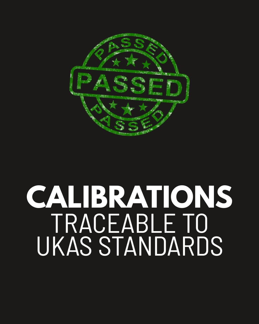 Badge vert estampillé portant la mention « Passed » (Réussi) au-dessus du texte « Calibrations Traceable to UKAS Standards » (Étalonnages traçables selon les normes UKAS) sur fond noir.