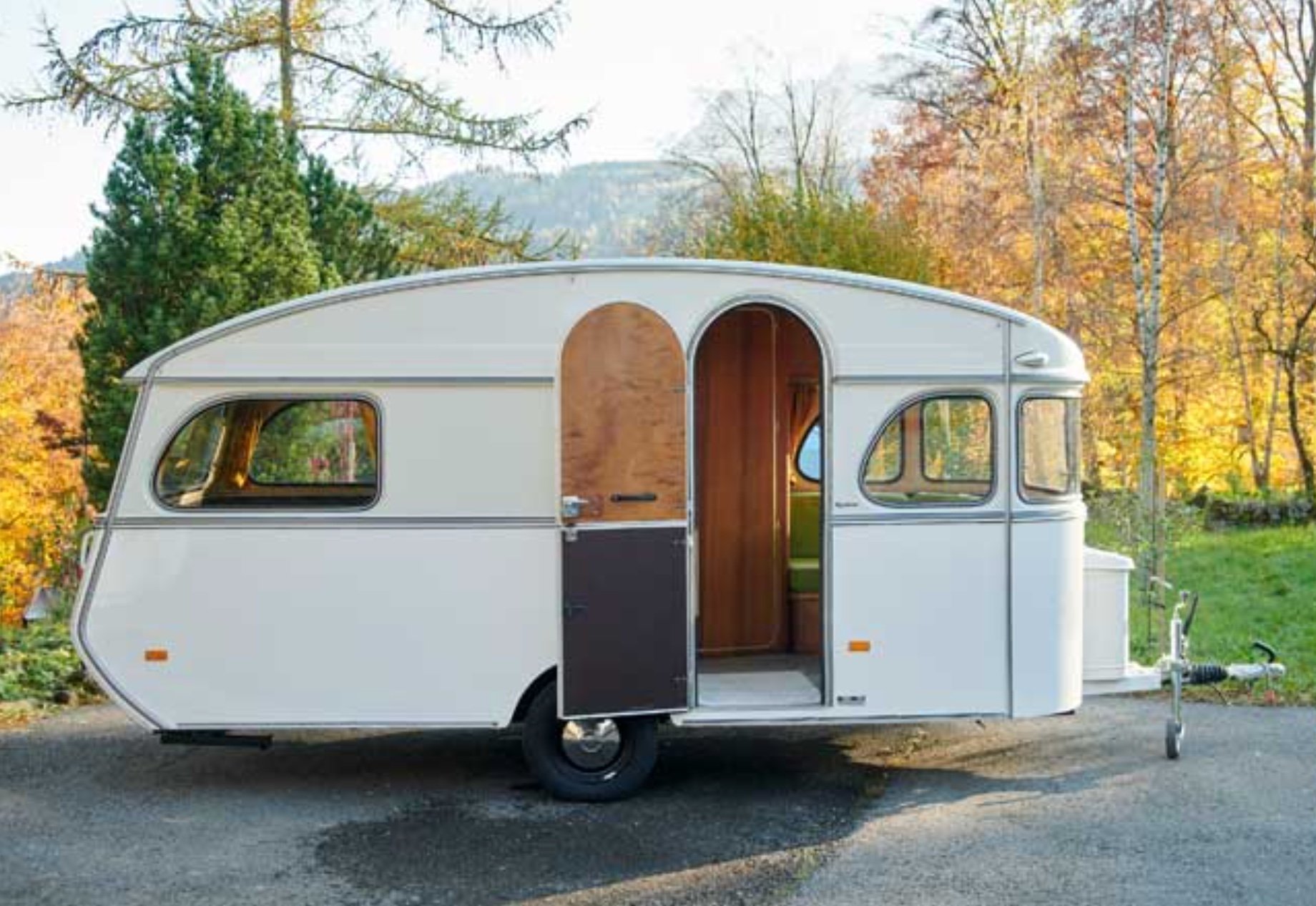 oltimer-caravan-wohnwagen-kaufen-elwin-van-dam-luzern-kriens-constructam-comet-01.jpeg
