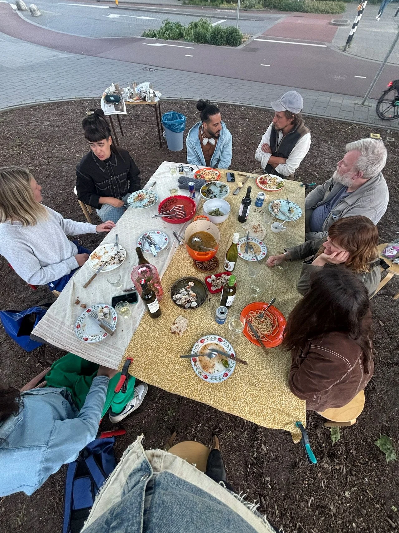 De sociale magie van een eetclubje: ‘Samen een hele lange worst aansnijden heeft iets gezelligs’