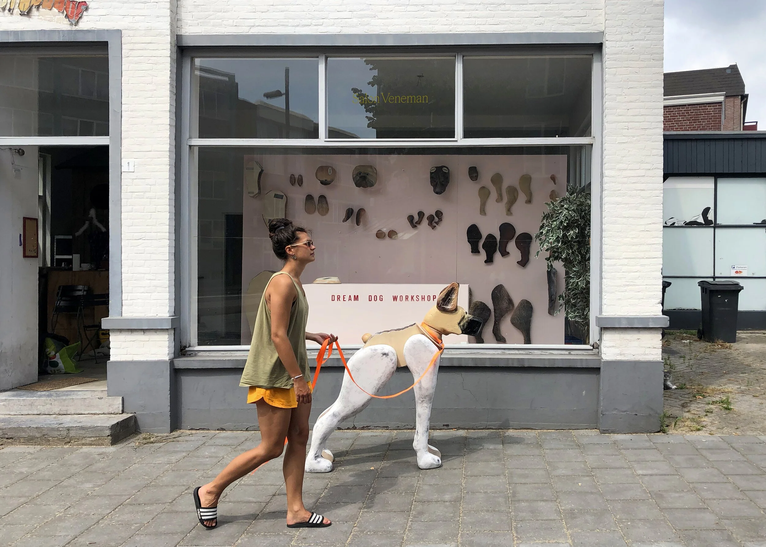 Muzikant Woody Veneman opent walk by-galerie in Eindhoven: ‘Een kijkdoosje, als gebaar naar de stad’