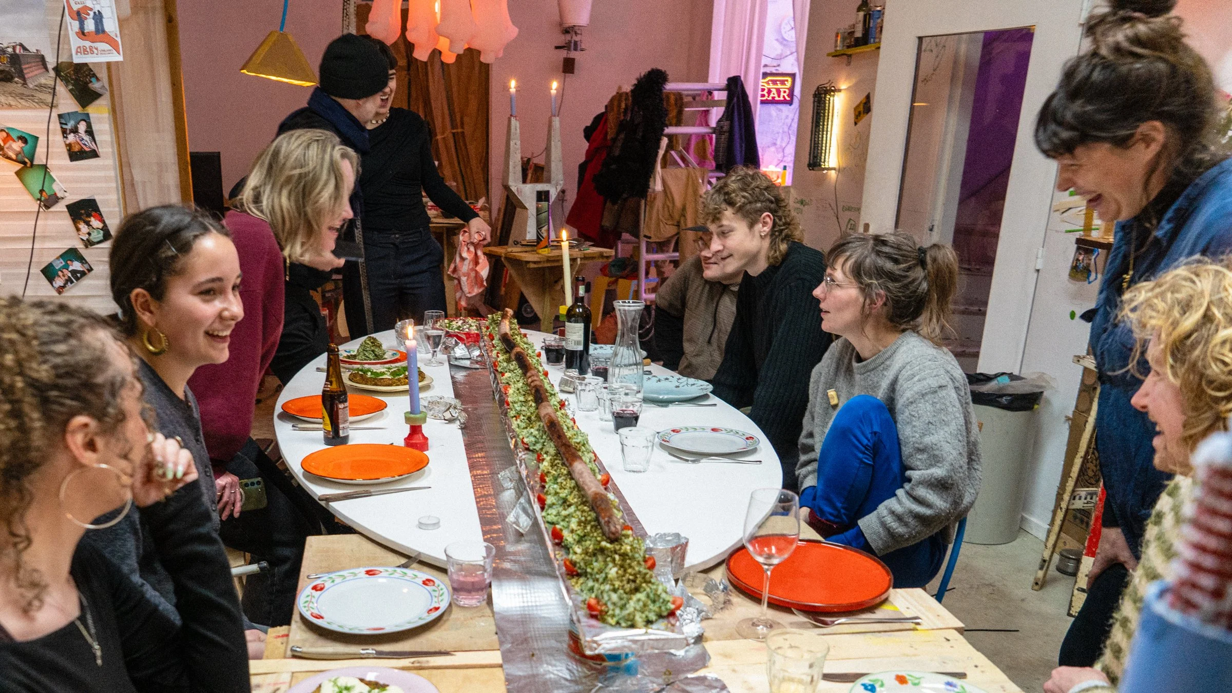 Het Vreemdelingendiner: waarom wildvreemden samen aan een twee meter lange worst eten