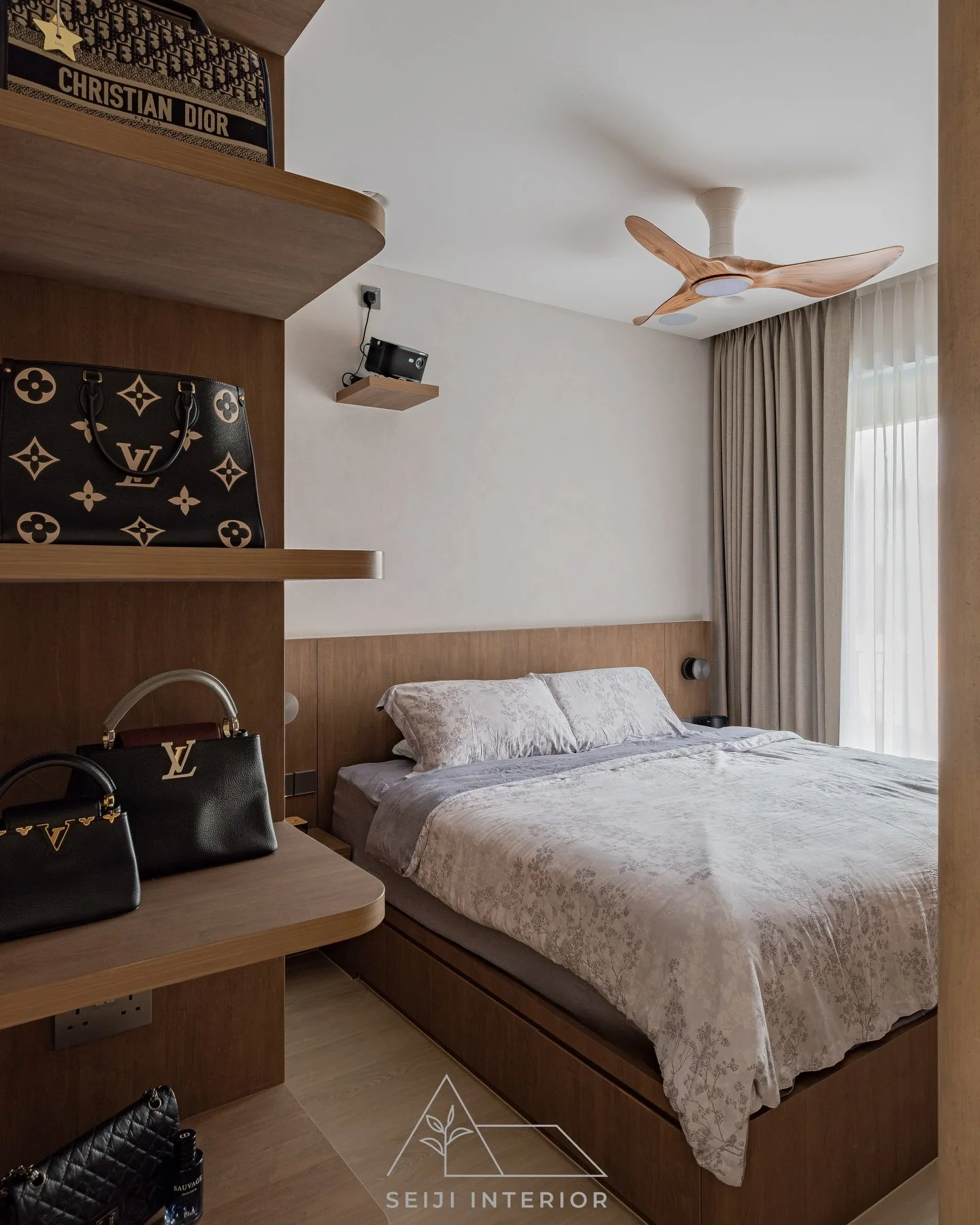 Why go to the theater when you can bring the theater to your bedroom?

This master suite overhaul features a bespoke projector setup for the ultimate cozy vibe.

Project: 3 Paya Lebar 
Type: 3BR Condo