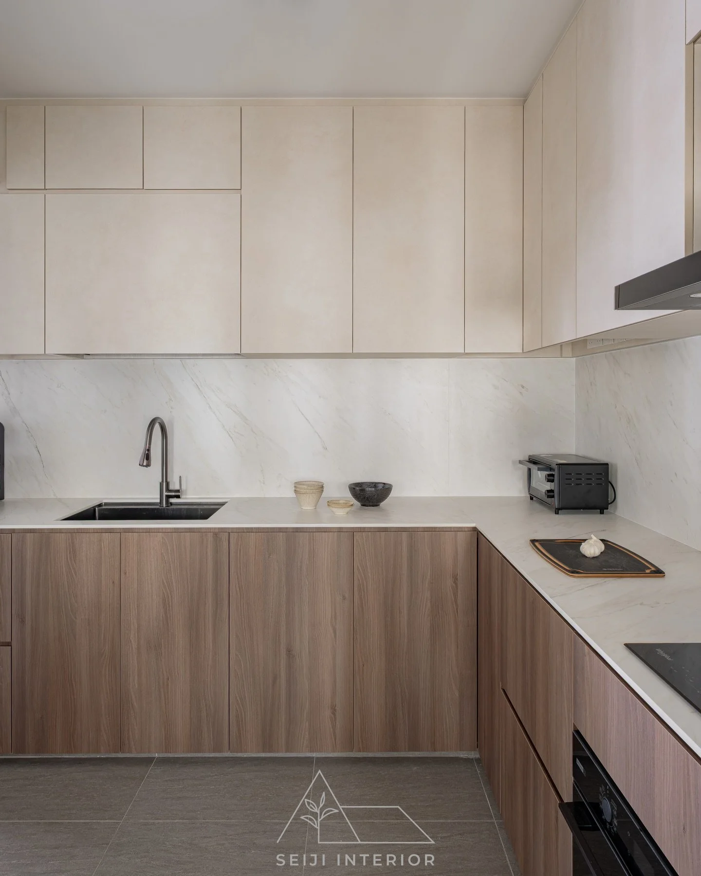 There&rsquo;s something about a clean, minimalist kitchen that just makes the day feel easier.

We designed this space to be as functional as it is calm, think quiet mornings, soft lighting, and plenty of room to breathe while you prep your favorite 