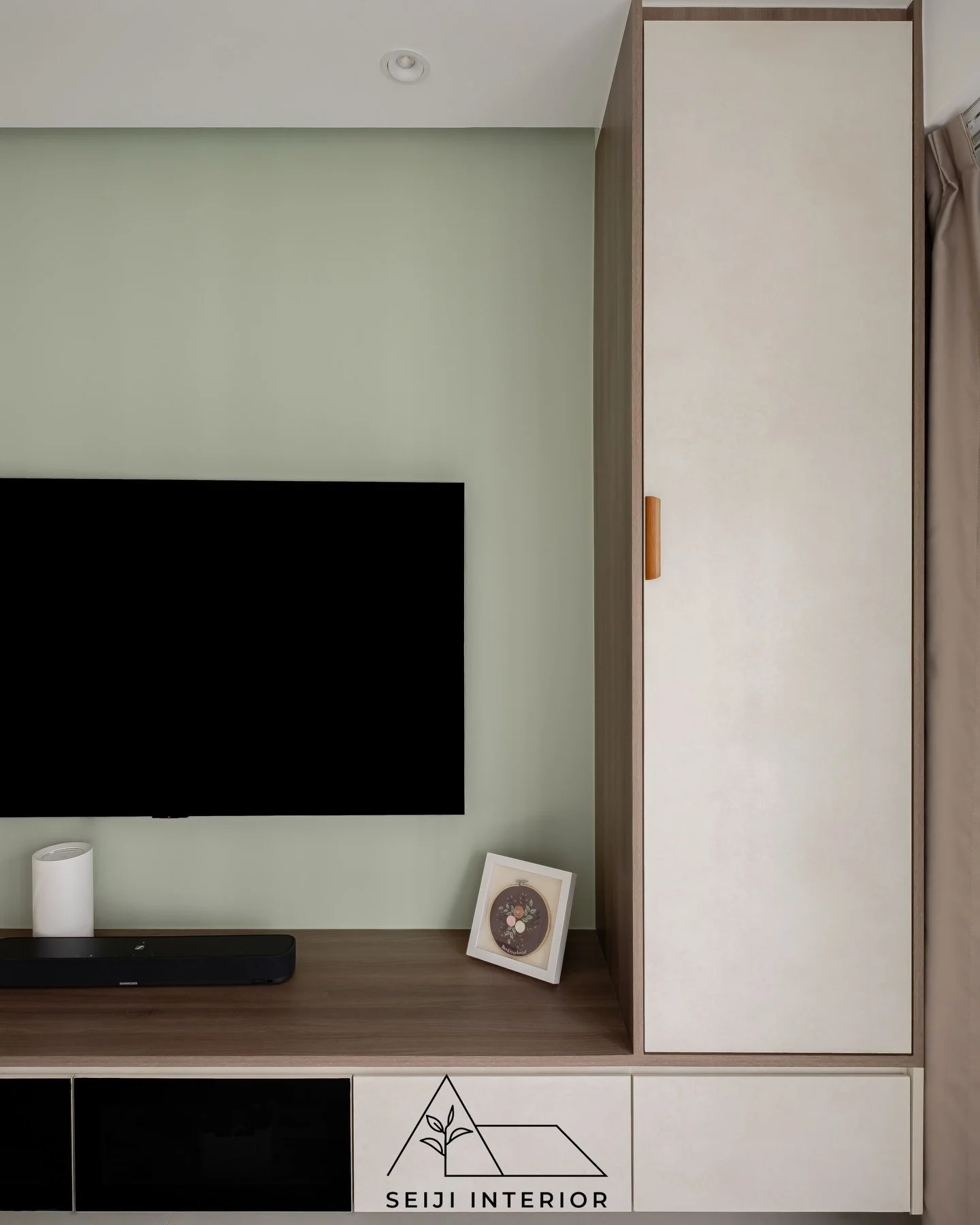 Life in sage.

A full look at our latest project, where minimalist design meets a refreshing palette of greens. From the entryway's subtle curves to the bedroom's calming accent wall, every detail was chosen to spark joy and stillness.

Project: 445A