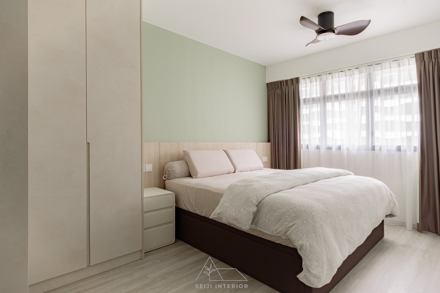 This bedroom overhaul features a tailored headboard and a soothing color story designed for ultimate relaxation.
It's clean, it's modern, and it's all about the art of slow living.

Project: 445A Northshore
Type: 4RM BTO