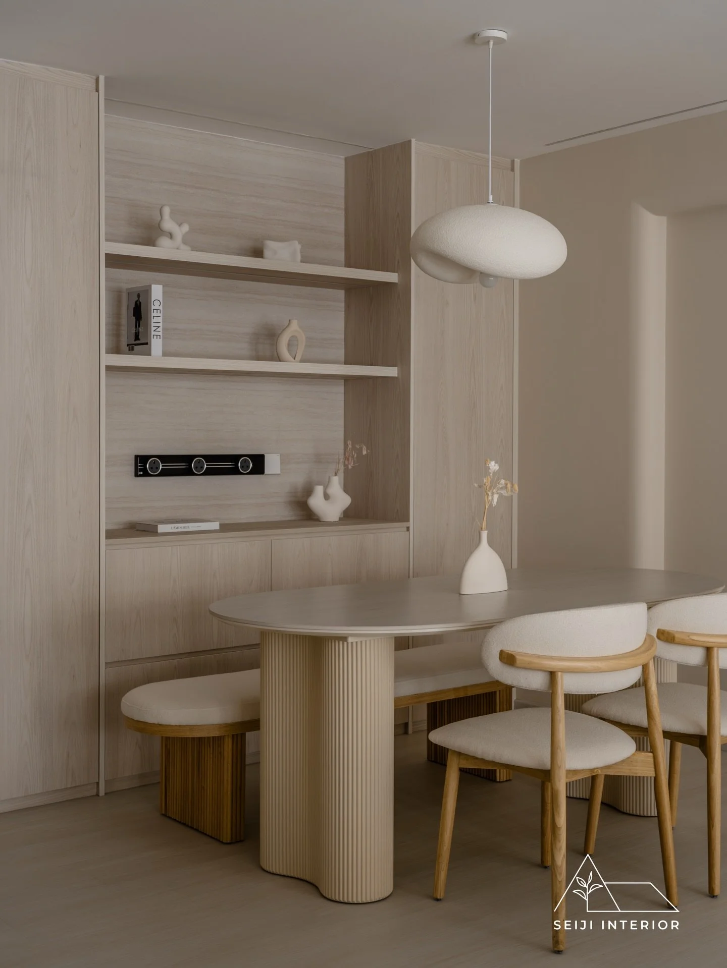 Curves that guide you home. 🗝️✨

We designed this entryway to flow seamlessly into the dining nook using curved carpentry. It isn&rsquo;t just an aesthetic choice, the rounded edges guide your movement into the house while hiding daily clutter behin