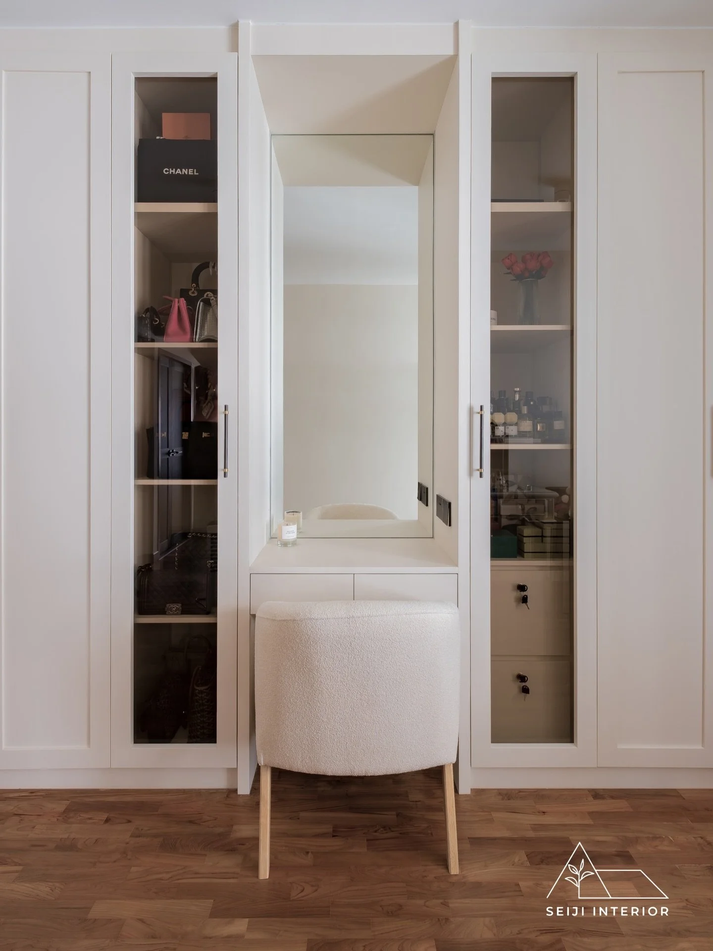 We brought the boutique feel home with this seamless walk-in setup, the perfect sanctuary for all your favorite things. ✨

Project: 306 PUNGGOL
Style: PARISIAN
Type: 4RM BTO