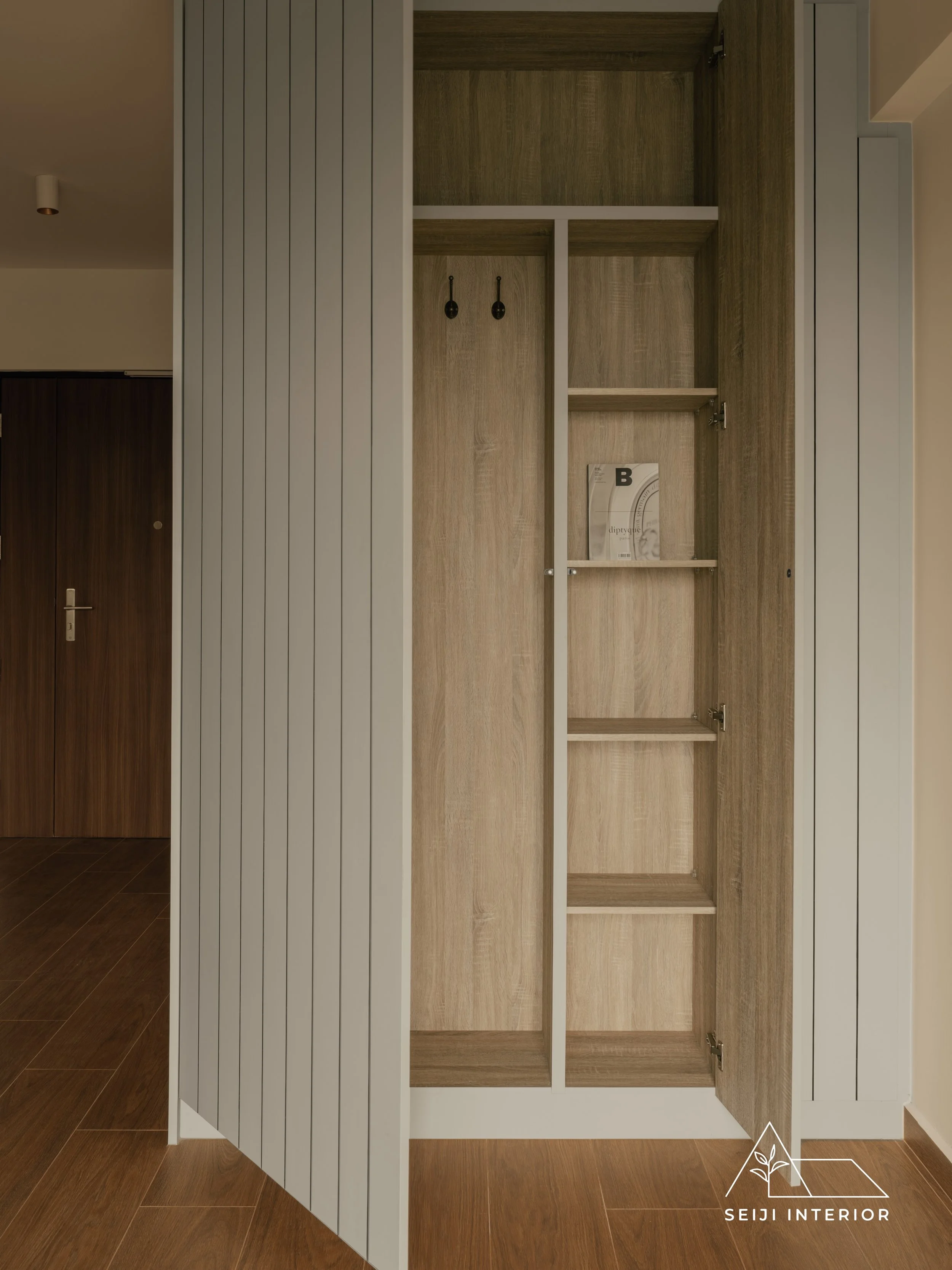 The v-groove detailing ties the living room carpentry to the kitchen seamlessly, with sage cabinetry and ceiling cornices rounding out that soft farmhouse feel.

Project: 435 Northshore
Style: Modern Farmhouse
Type: 4RM BTO