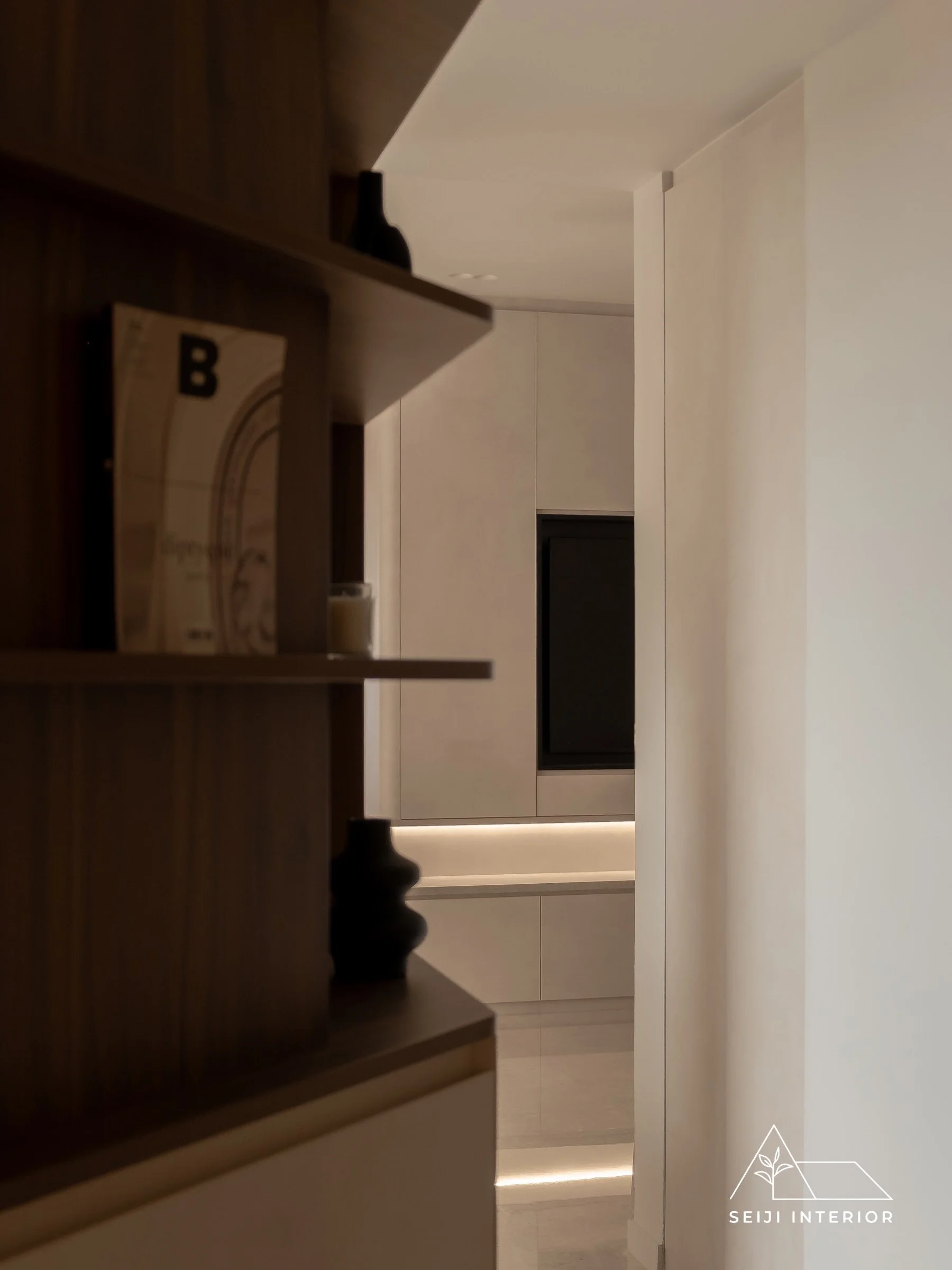 Everything finds its place here.
Clean lines, soft tones, and a living room that asks nothing of you except to settle in.

Project: 41 Bright Hill
Style: Minimalist
Type: 3BR Condo