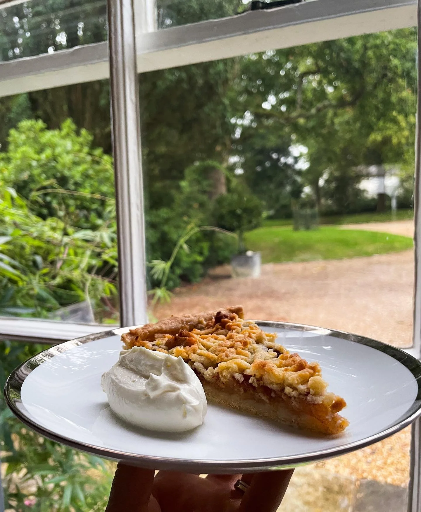 A quick kitchen shot before service&hellip; 

Viennese apple pie served alongside some softly whipped vanilla cream. 

#jessicacooks #applepie #desserttime #dessertplate #service #dessertcourse #plateddessert #privatechef #privatcheflife #cheffing #f