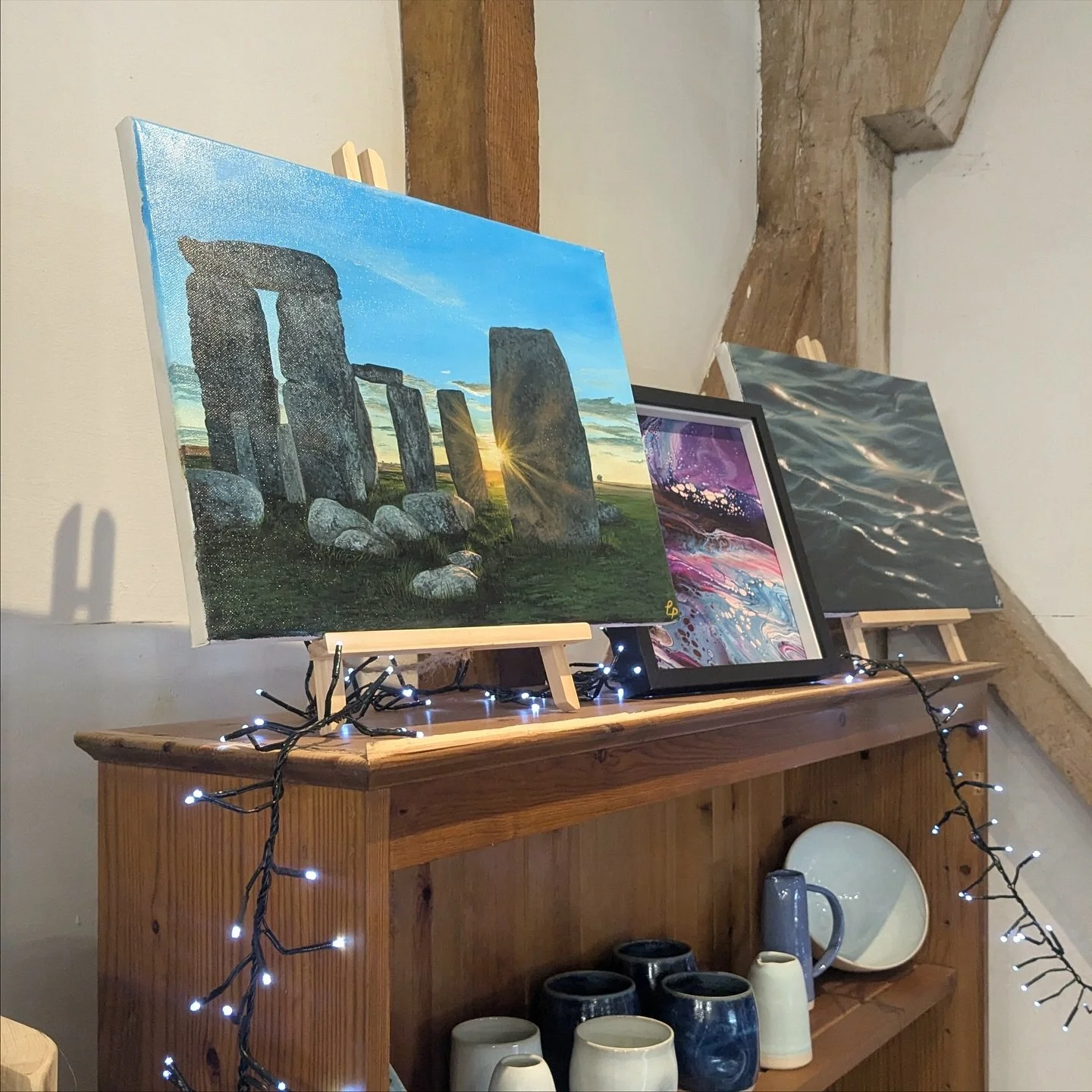 Super excited to see my art on display at @theartistsbarn_studios at their Craft and Textiles Fair today! Check it out if you can🏞️

#wiltshire #warminster #acrylicartist #artistsofinstagram